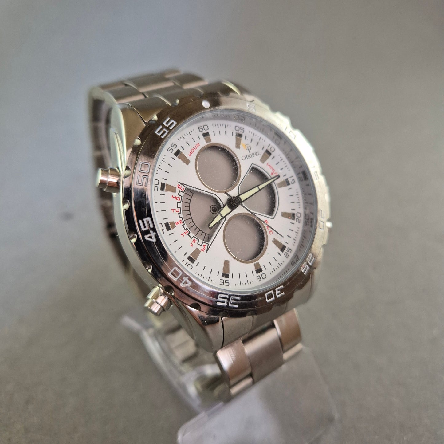 Cheifel Herrenchronograph – Sportlicher Look mit Edelstahlarmband