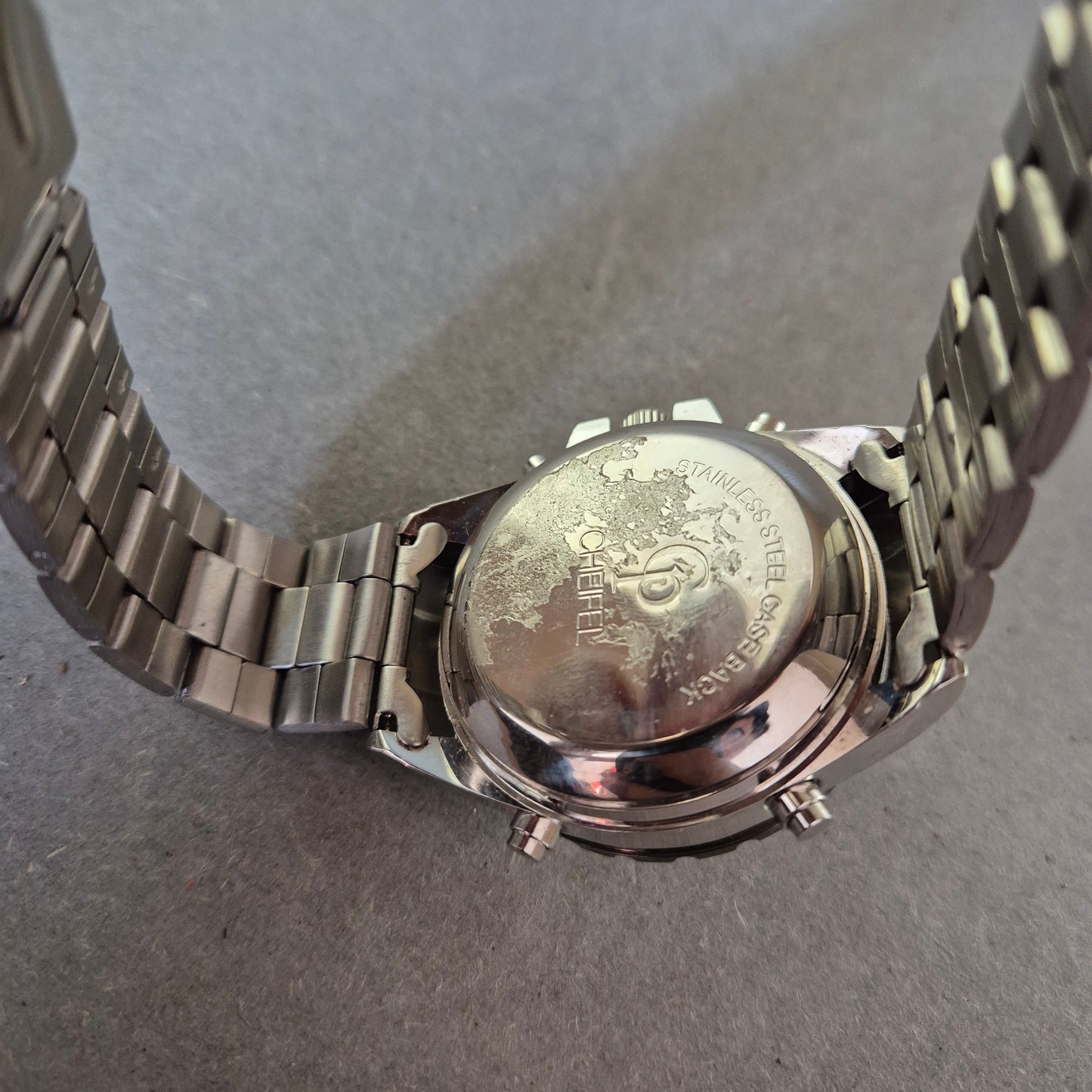 Cheifel Herrenchronograph – Sportlicher Look mit Edelstahlarmband