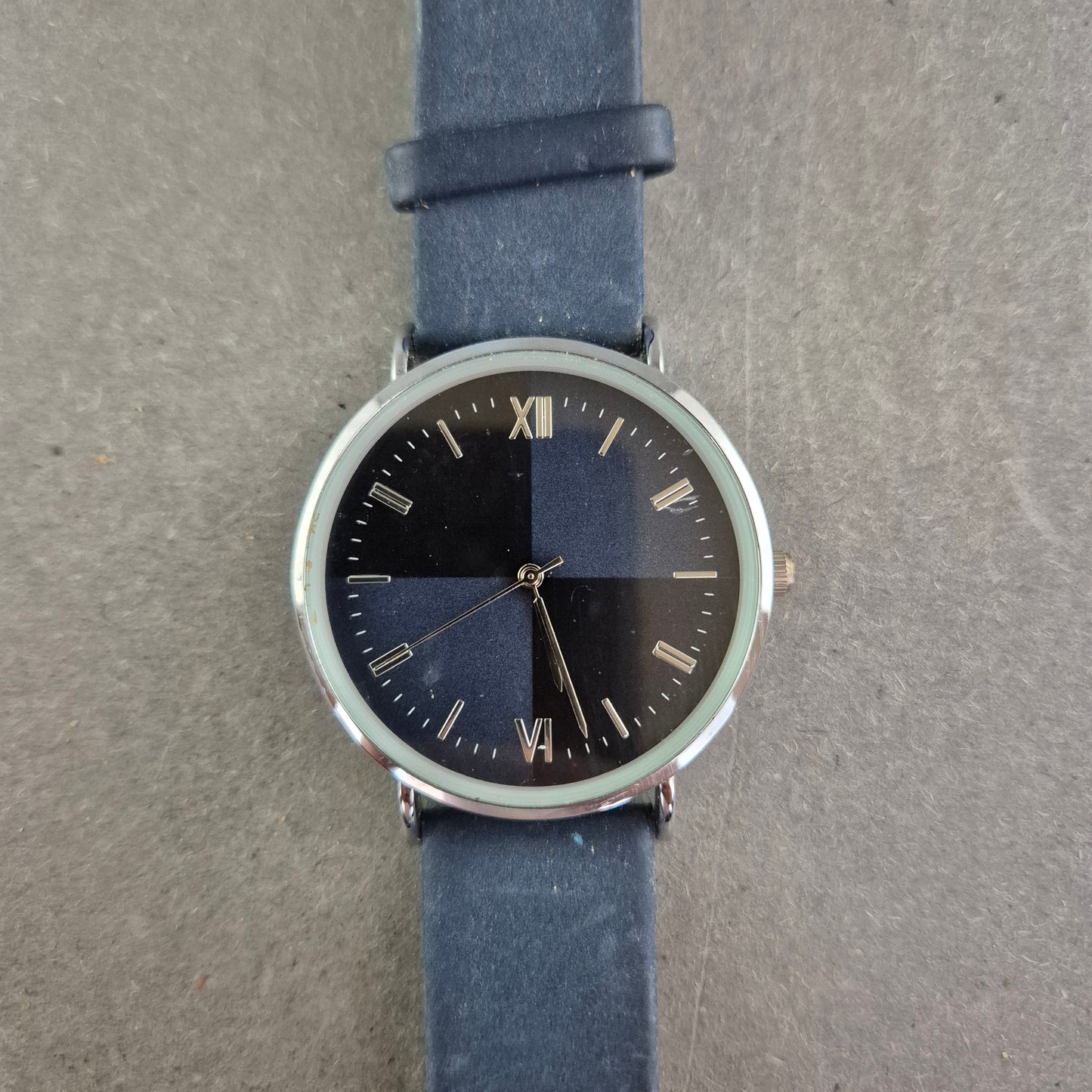 Minimalistische Unisex-Armbanduhr – Schwarzes Zifferblatt mit Römerziffern