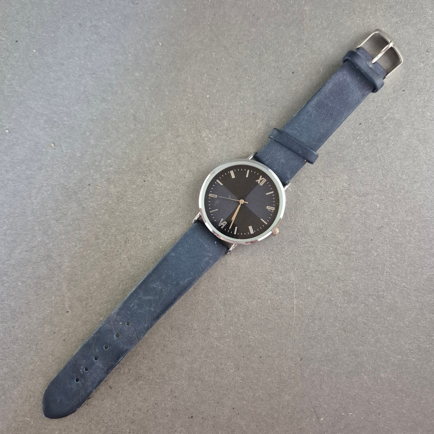 Minimalistische Unisex-Armbanduhr – Schwarzes Zifferblatt mit Römerziffern