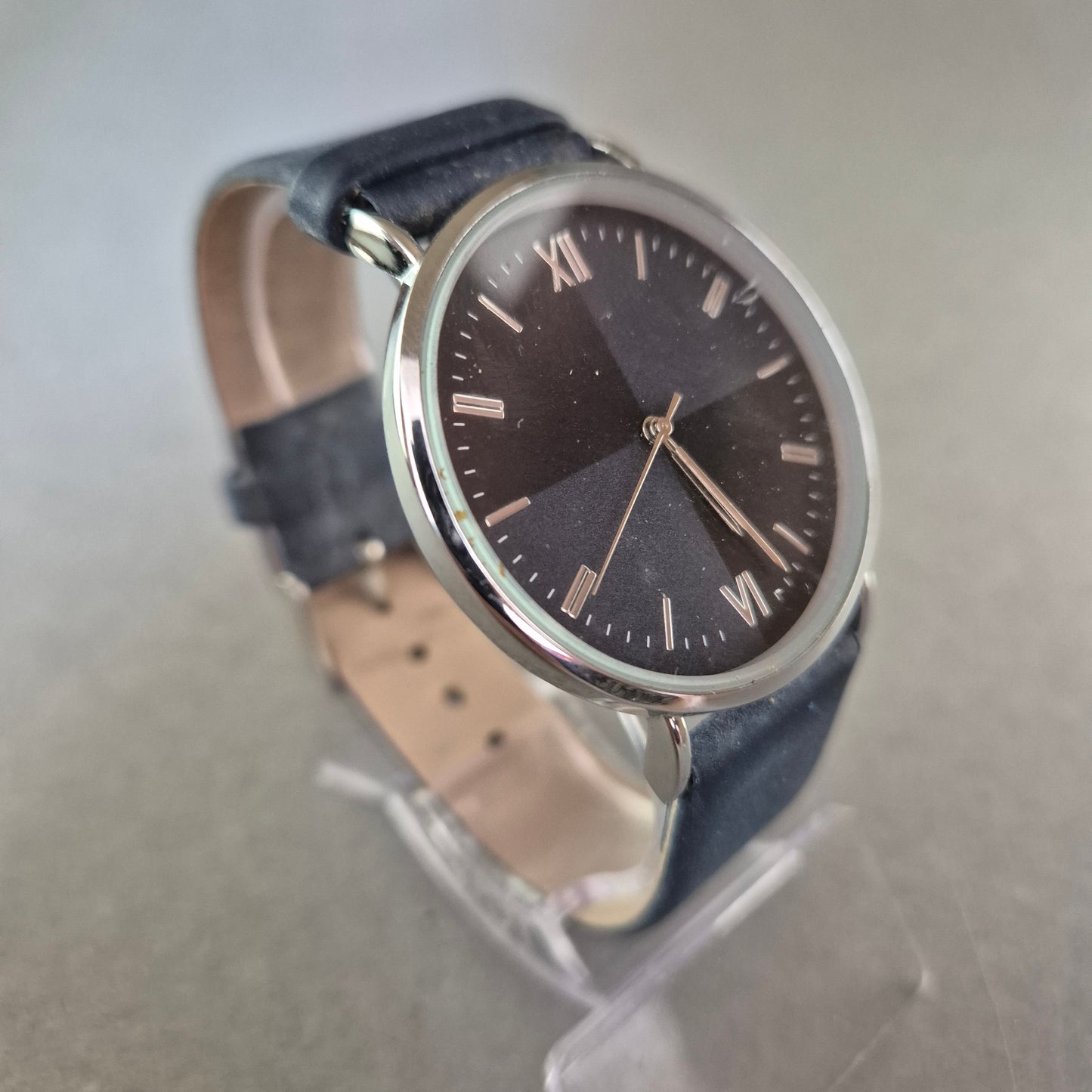 Minimalistische Unisex-Armbanduhr – Schwarzes Zifferblatt mit Römerziffern