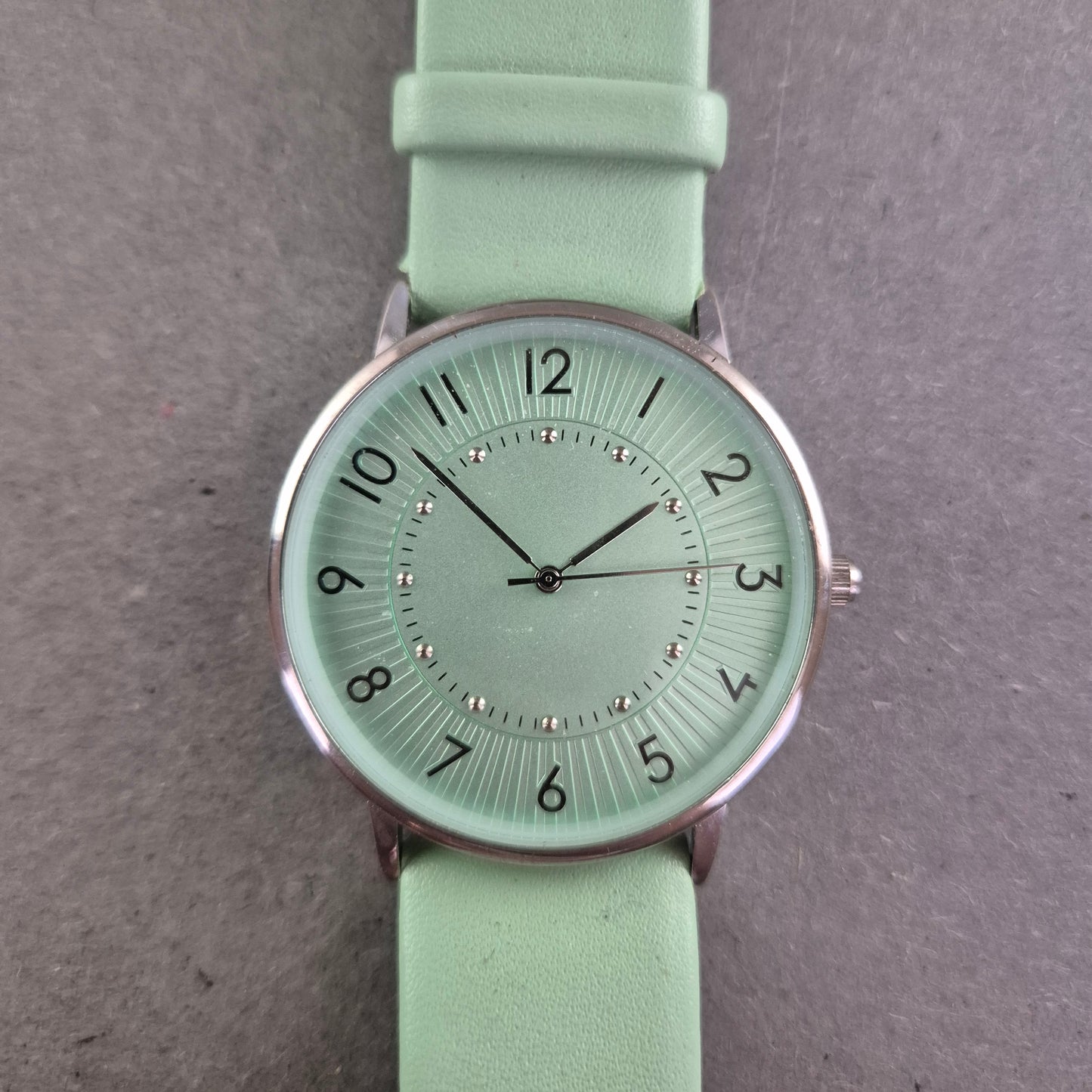 Vive Damenarmbanduhr – Mintgrünes Design mit stilvollem Zifferblatt