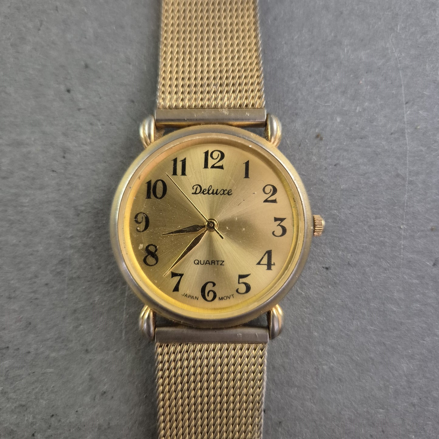 Deluxe Damenarmbanduhr – Goldfarbener Vintage-Stil mit Mesh-Armband