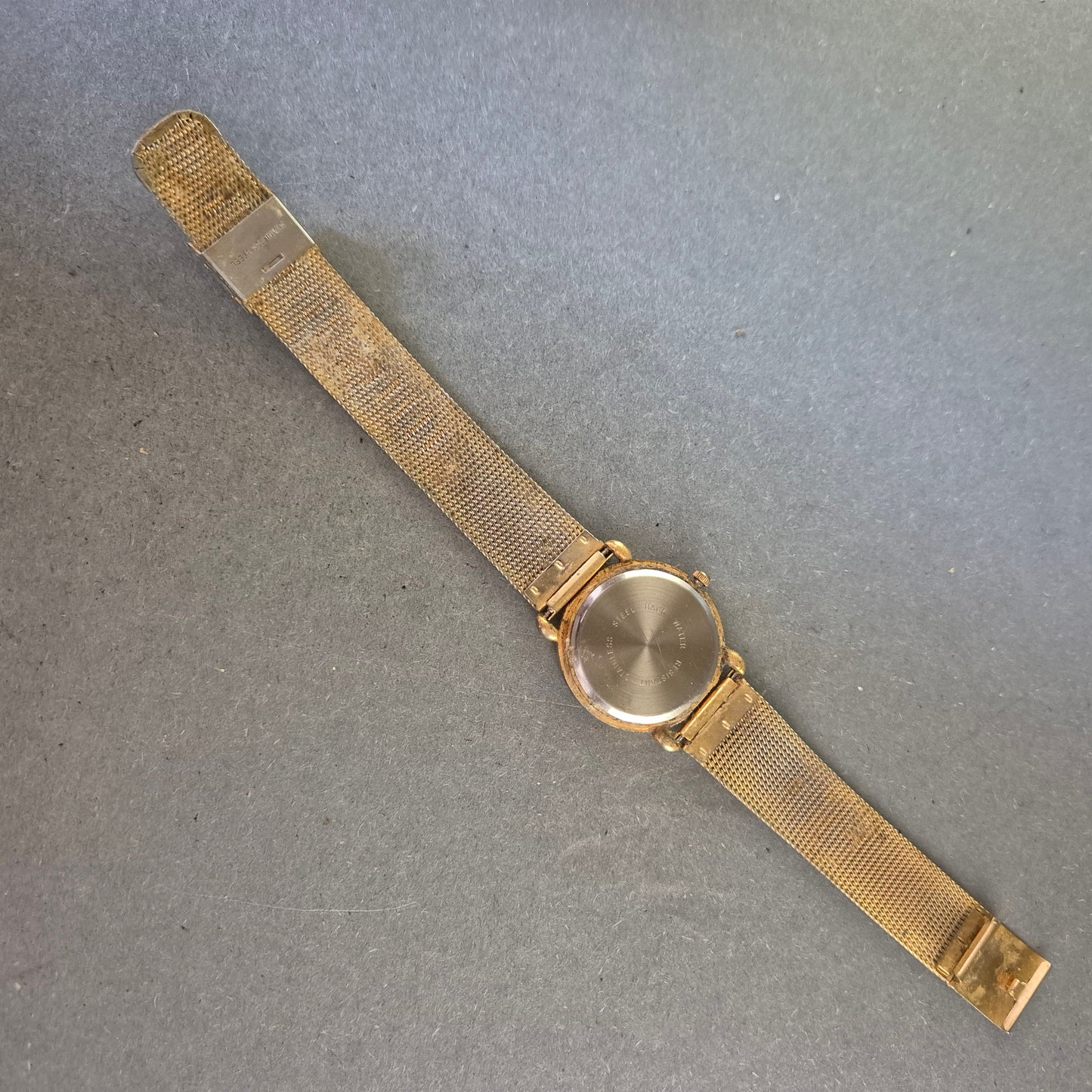 Deluxe Damenarmbanduhr – Goldfarbener Vintage-Stil mit Mesh-Armband