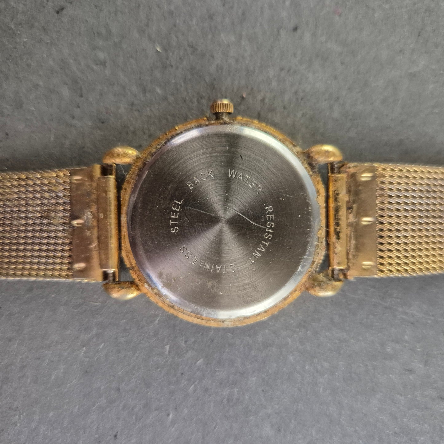 Deluxe Damenarmbanduhr – Goldfarbener Vintage-Stil mit Mesh-Armband