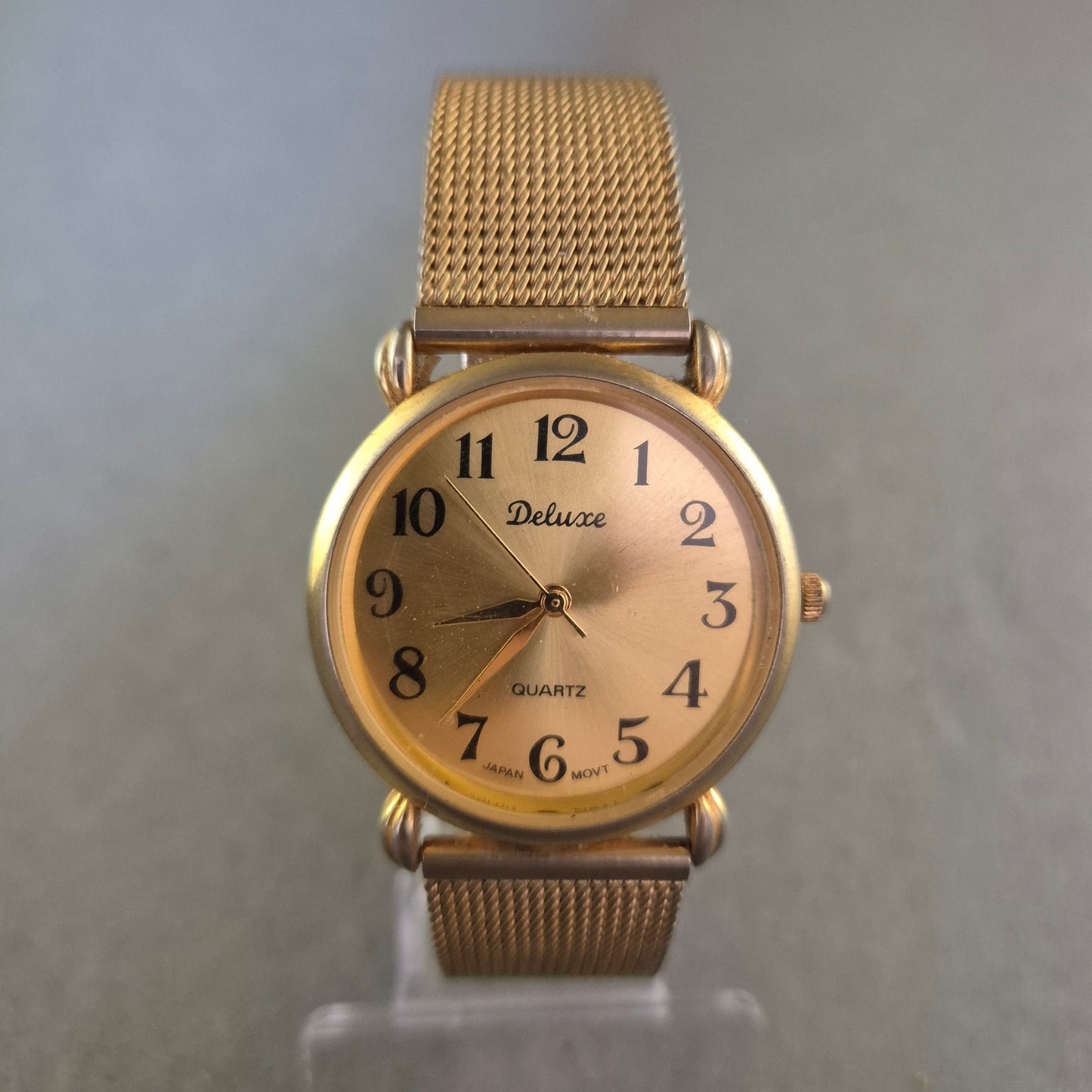 Deluxe Damenarmbanduhr – Goldfarbener Vintage-Stil mit Mesh-Armband