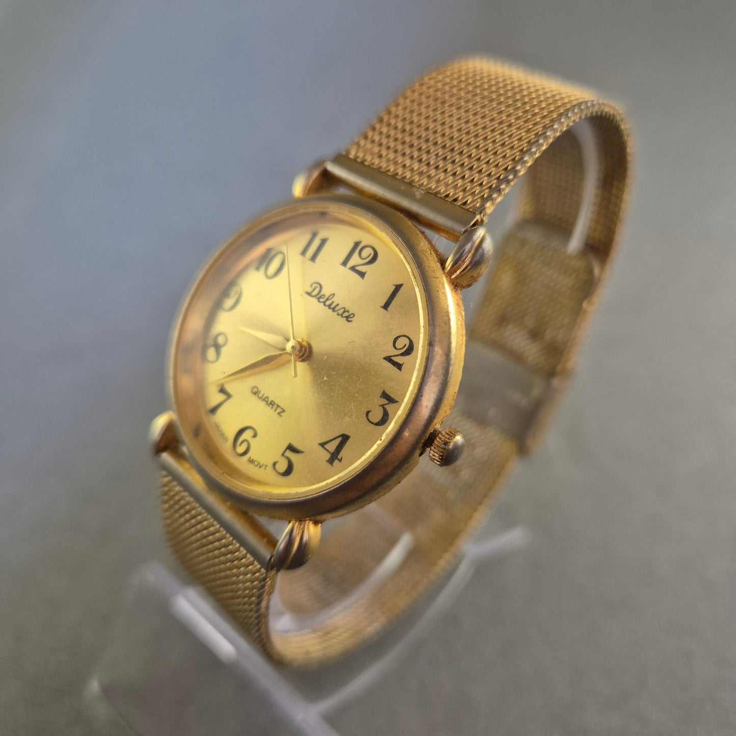 Deluxe Damenarmbanduhr – Goldfarbener Vintage-Stil mit Mesh-Armband