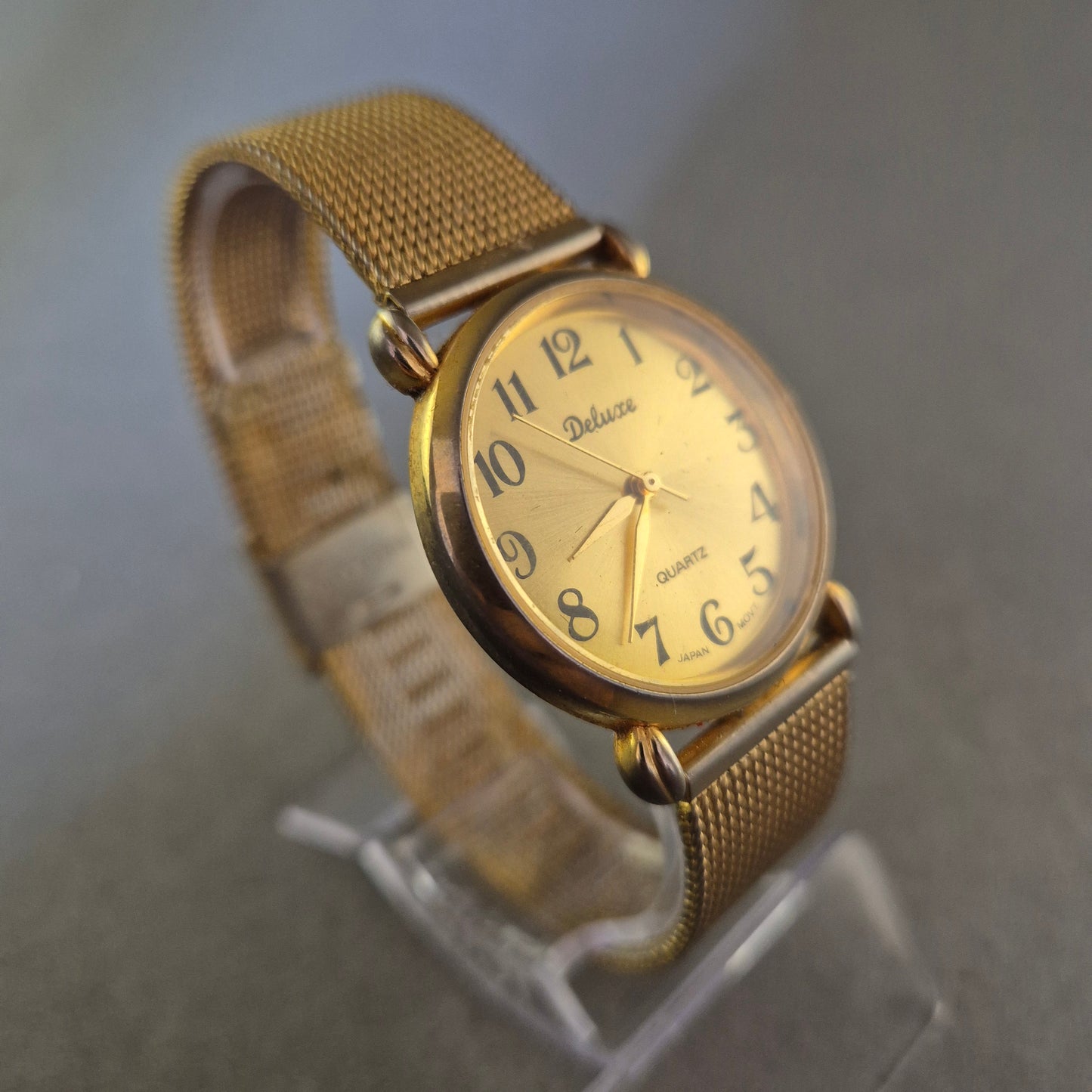 Deluxe Damenarmbanduhr – Goldfarbener Vintage-Stil mit Mesh-Armband