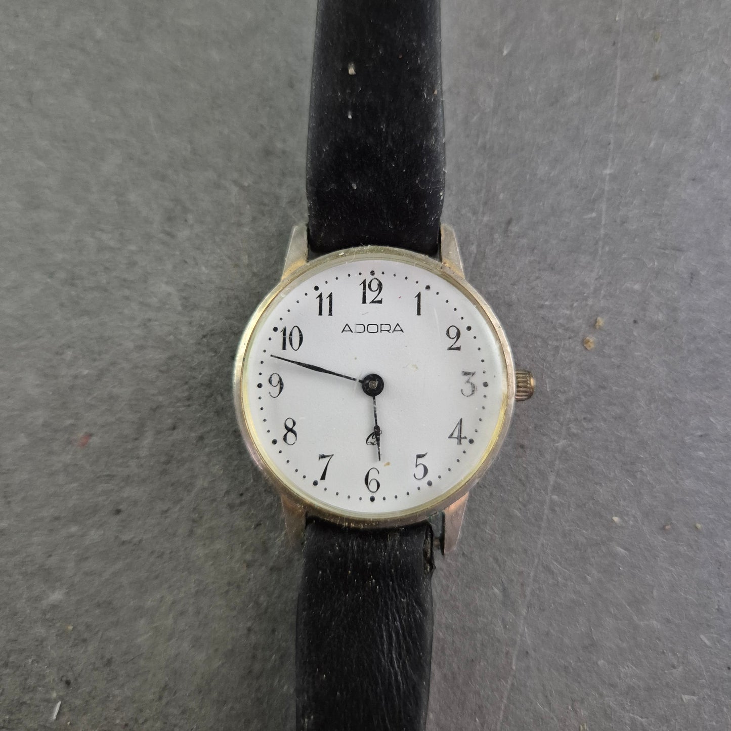 Adora Damenarmbanduhr – Klassisch schlicht mit Lederarmband