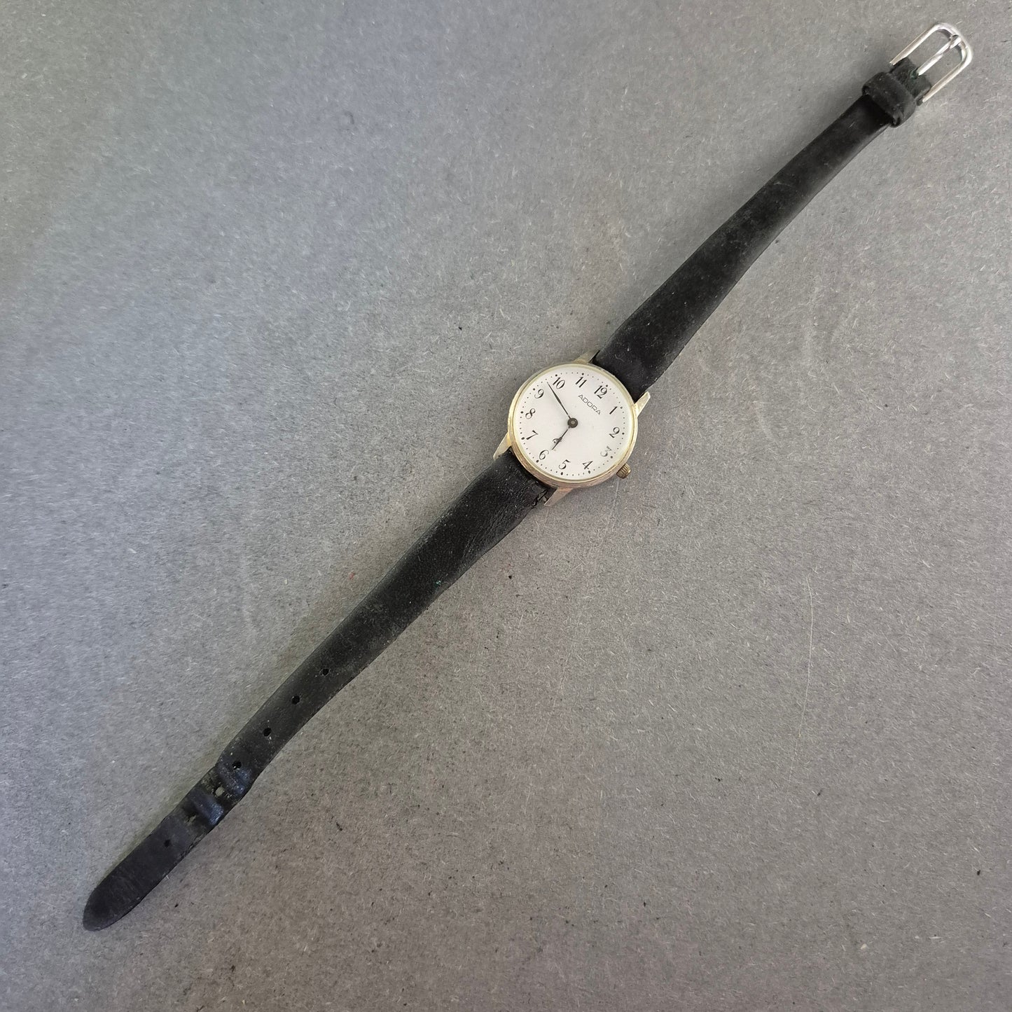 Adora Damenarmbanduhr – Klassisch schlicht mit Lederarmband