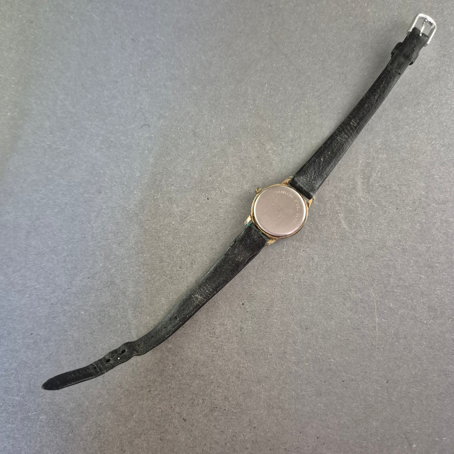 Adora Damenarmbanduhr – Klassisch schlicht mit Lederarmband