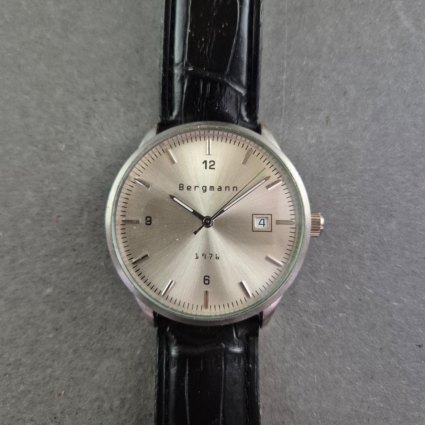 Bergmann Herrenarmbanduhr – Silbernes Zifferblatt mit Datumsanzeige
