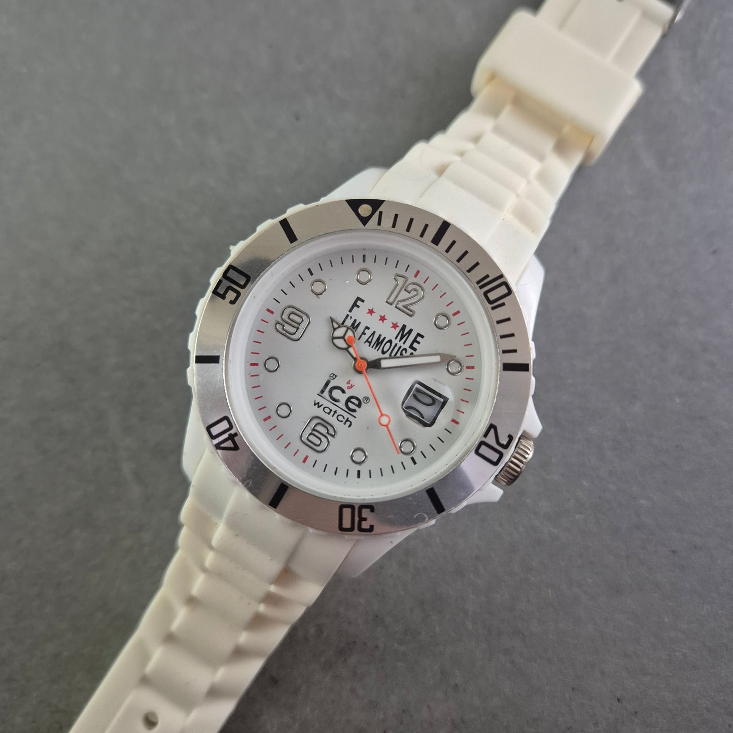 Weiße Ice-Watch Unisex Uhr – Sportlicher Look mit Statement-Zifferblatt