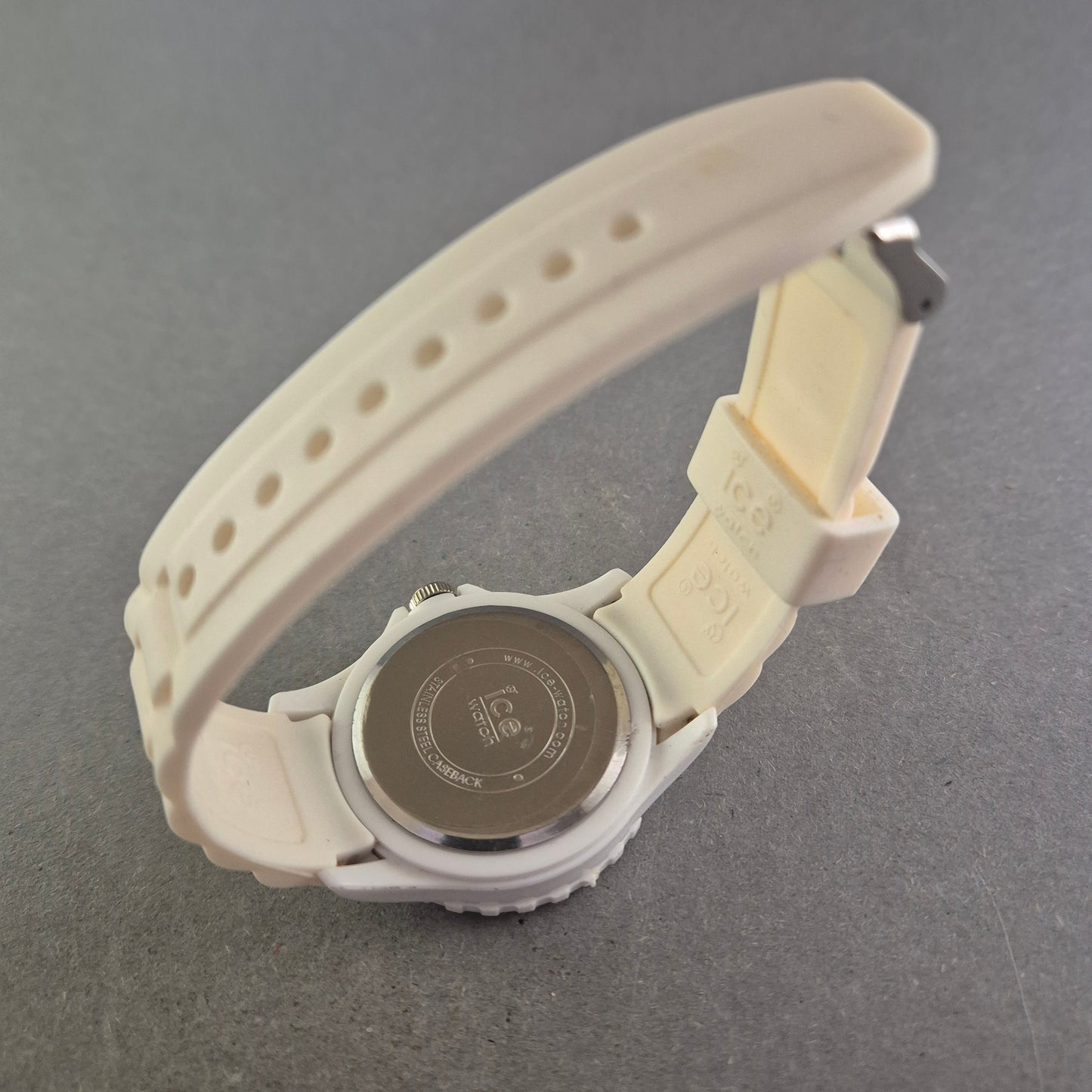 Weiße Ice-Watch Unisex Uhr – Sportlicher Look mit Statement-Zifferblatt