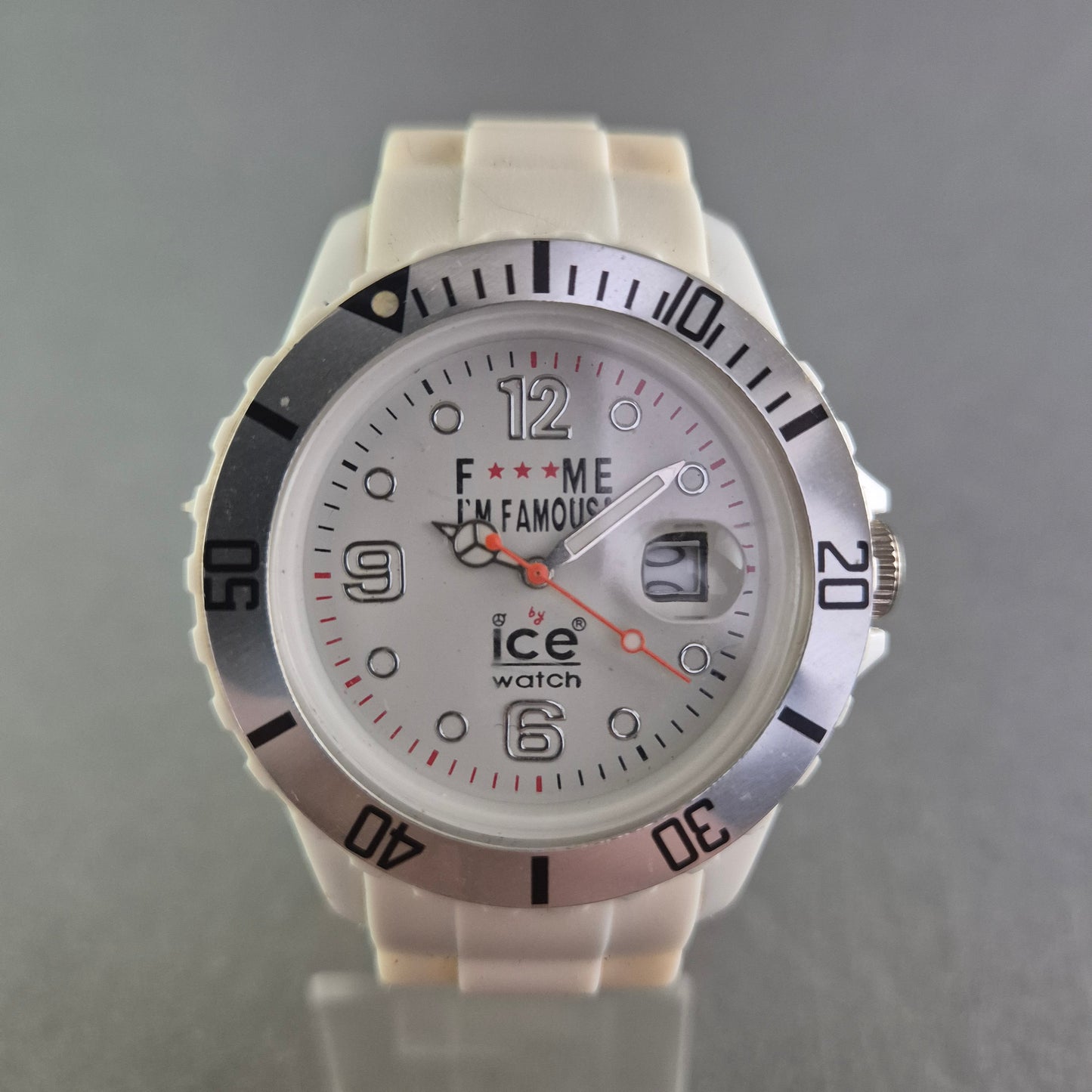 Weiße Ice-Watch Unisex Uhr – Sportlicher Look mit Statement-Zifferblatt