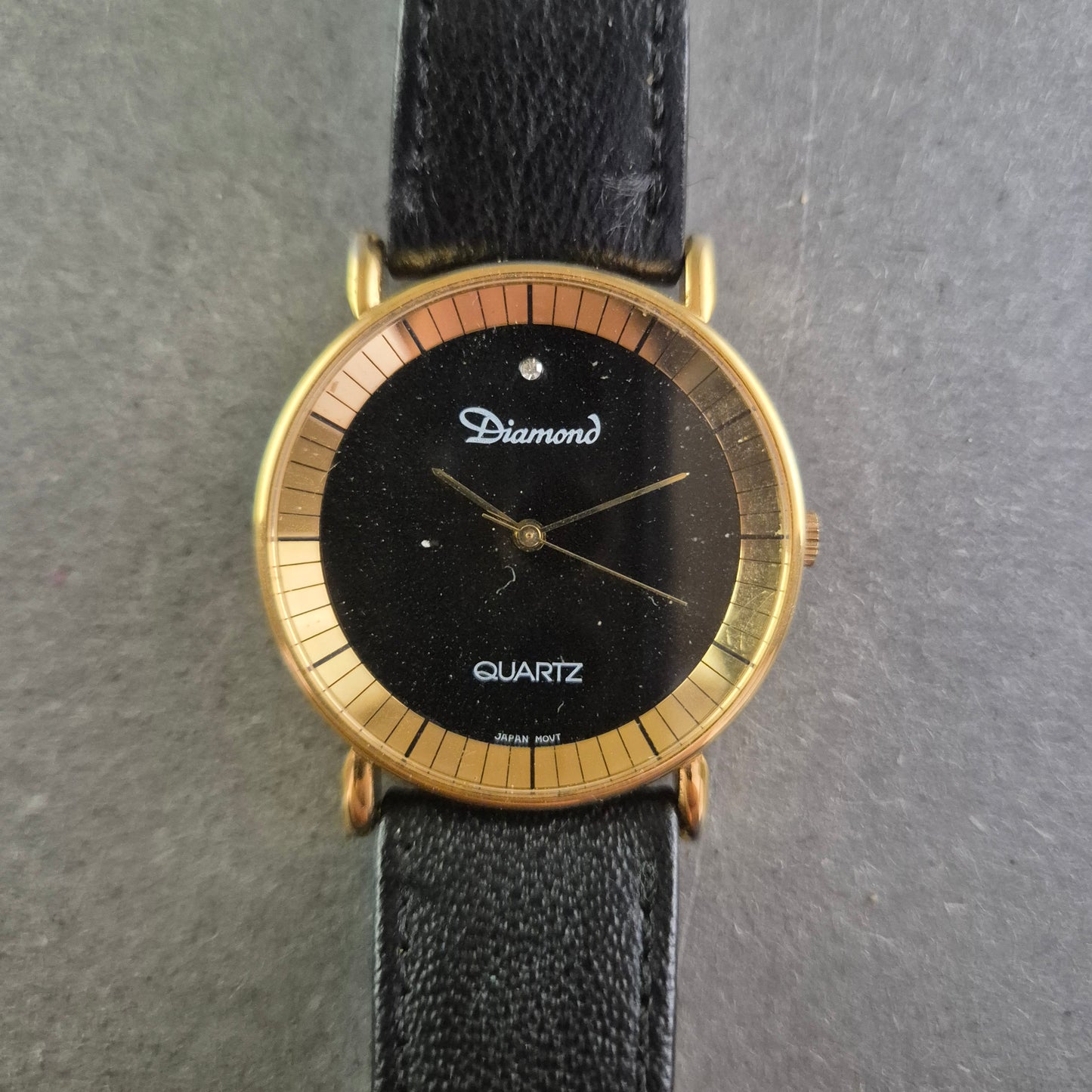 Elegante Diamond Damen Uhr – Schwarzes Zifferblatt mit Goldakzenten