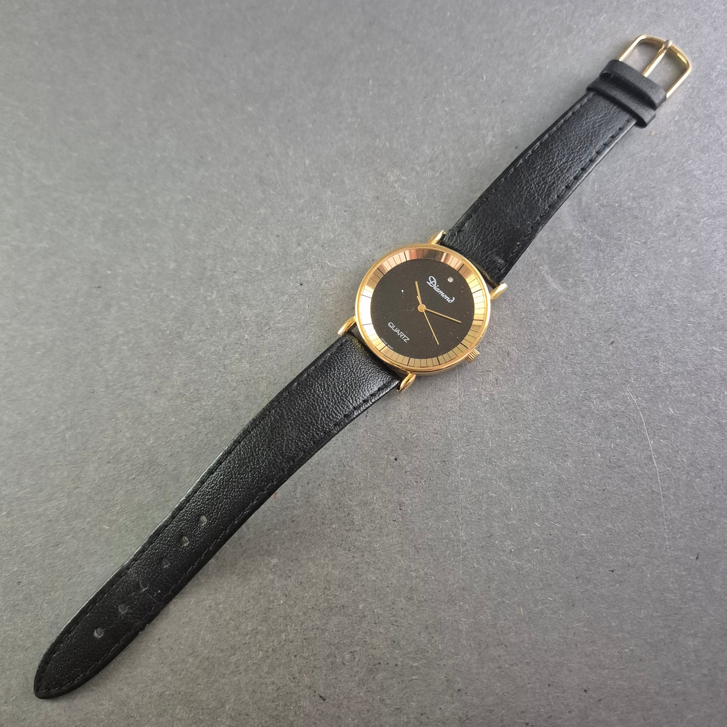 Elegante Diamond Damen Uhr – Schwarzes Zifferblatt mit Goldakzenten