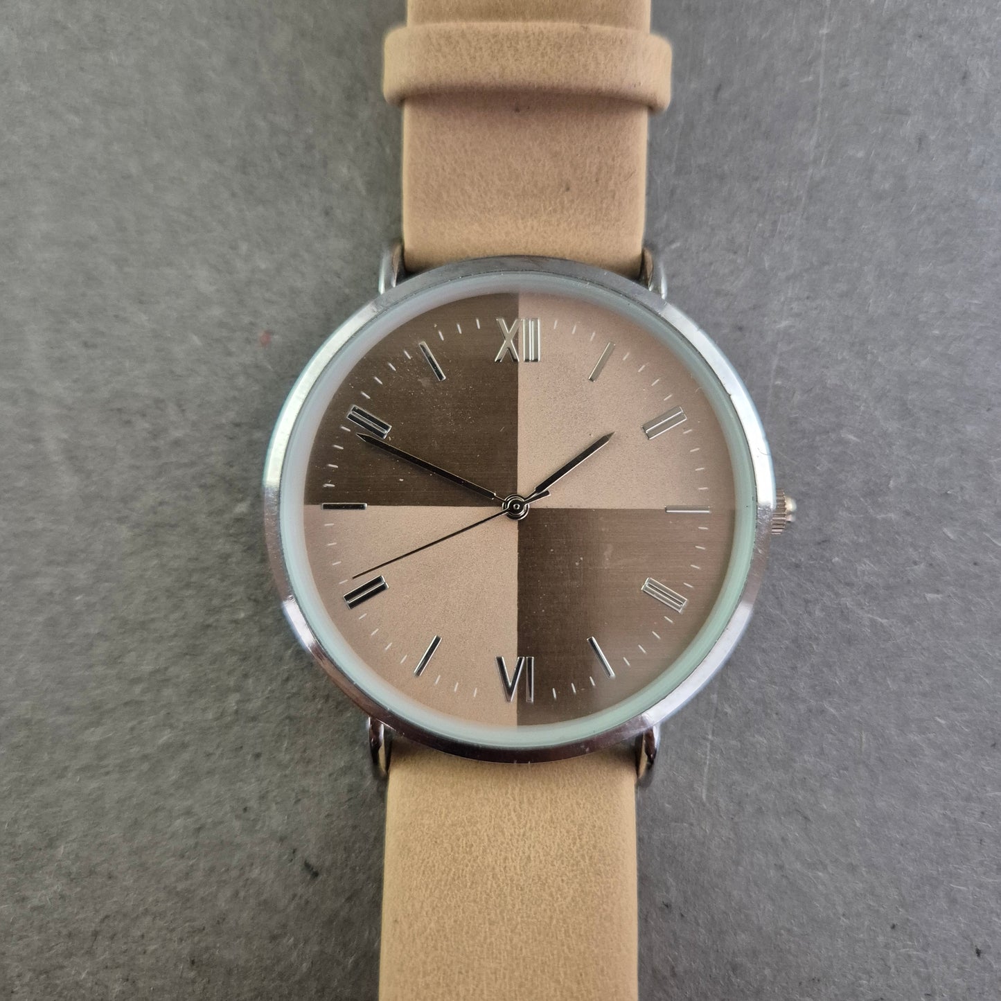 Moderne Unisex Uhr – Zweifarbiges Zifferblatt im Schachbrett-Look