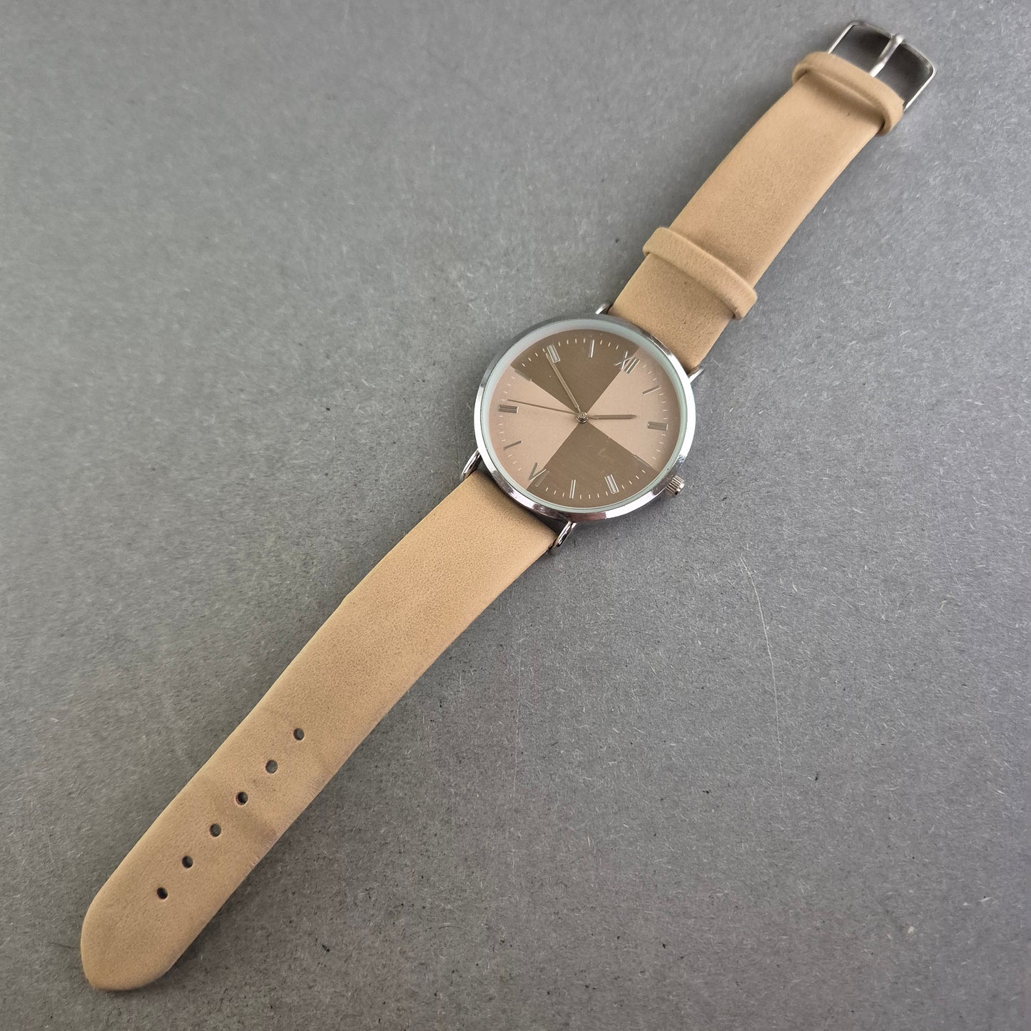 Moderne Unisex Uhr – Zweifarbiges Zifferblatt im Schachbrett-Look