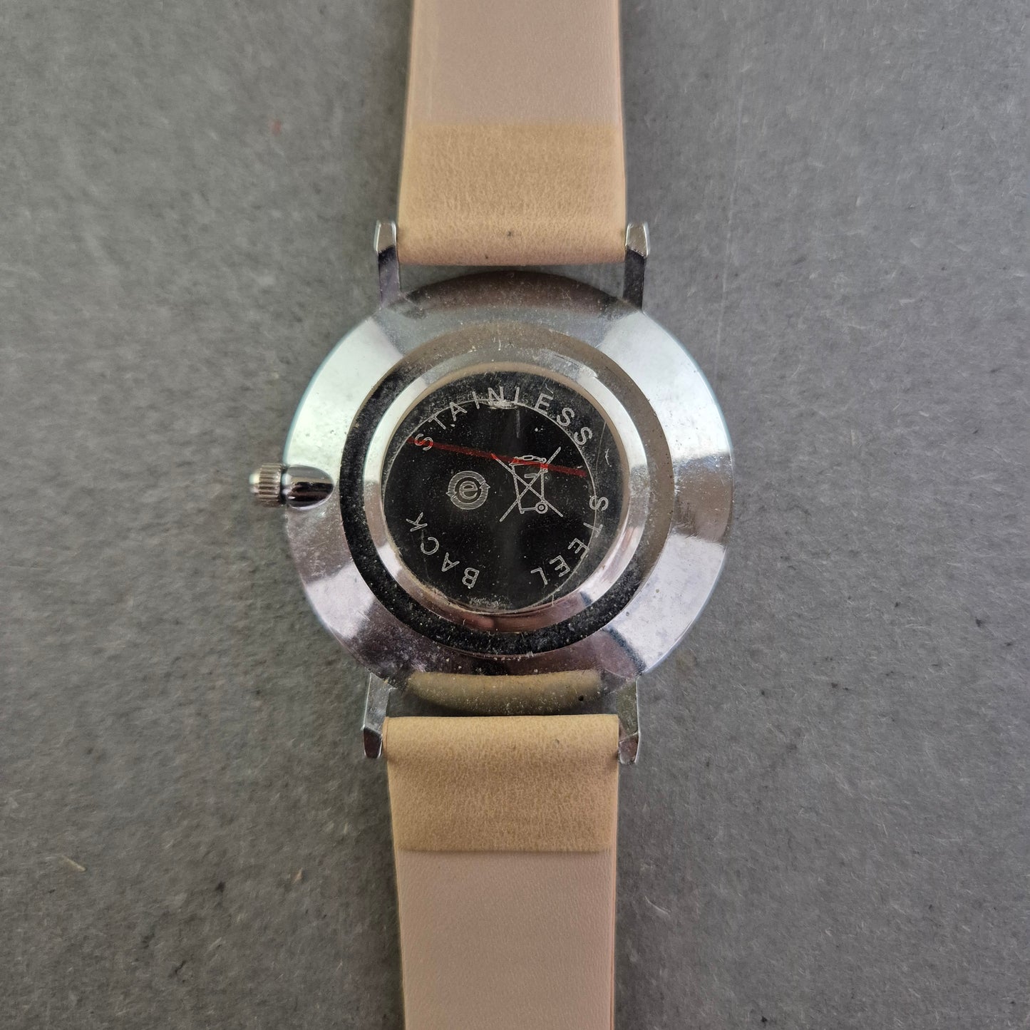 Moderne Unisex Uhr – Zweifarbiges Zifferblatt im Schachbrett-Look