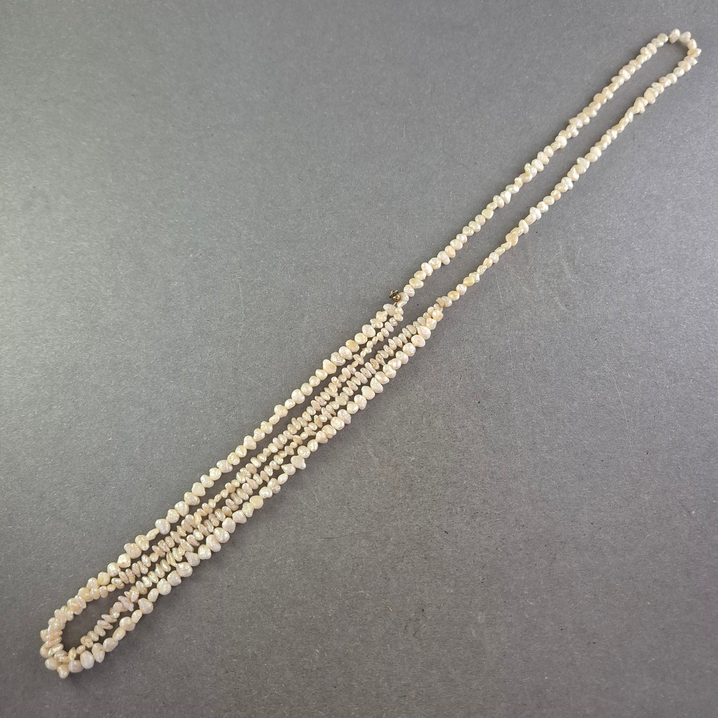 Zweireihige Perlenkette – Natürlicher Glanz mit Vintage-Charme