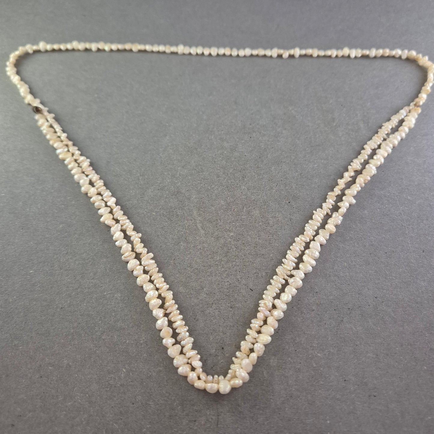 Zweireihige Perlenkette – Natürlicher Glanz mit Vintage-Charme