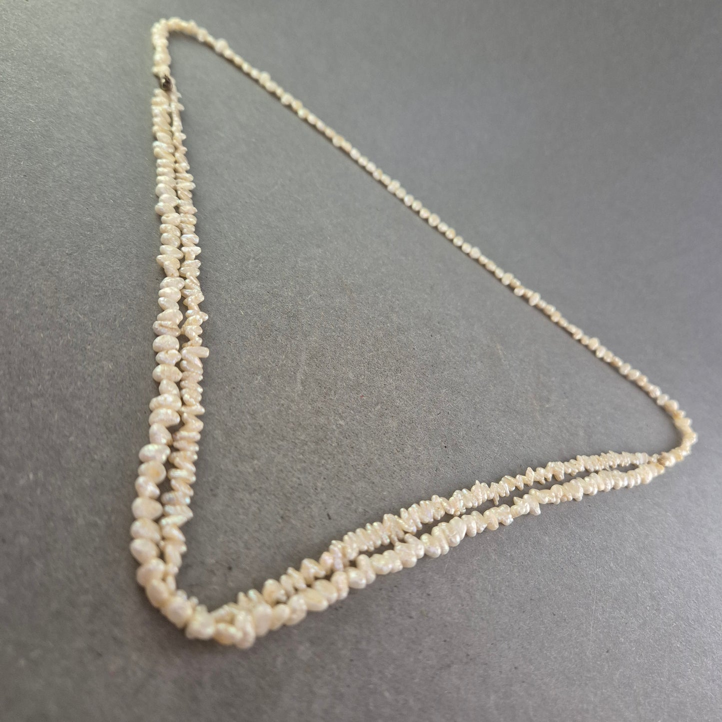 Zweireihige Perlenkette – Natürlicher Glanz mit Vintage-Charme