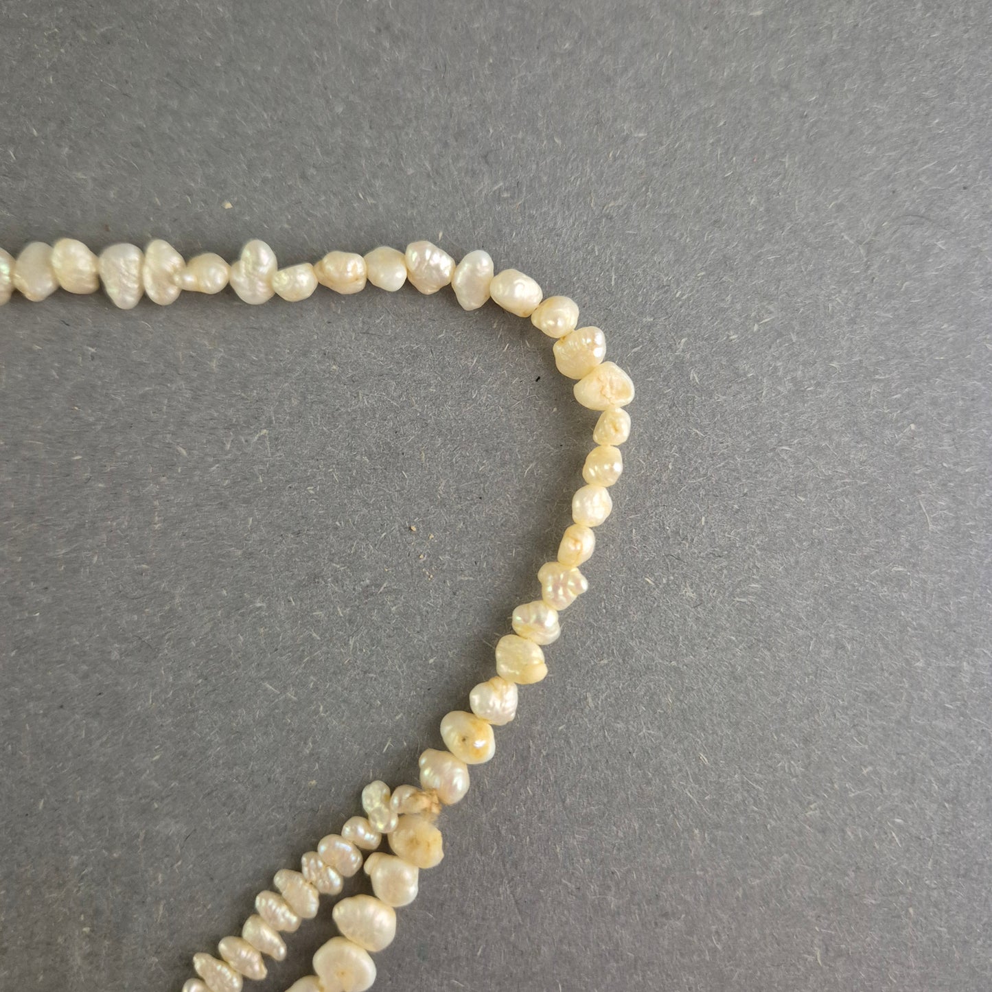 Zweireihige Perlenkette – Natürlicher Glanz mit Vintage-Charme