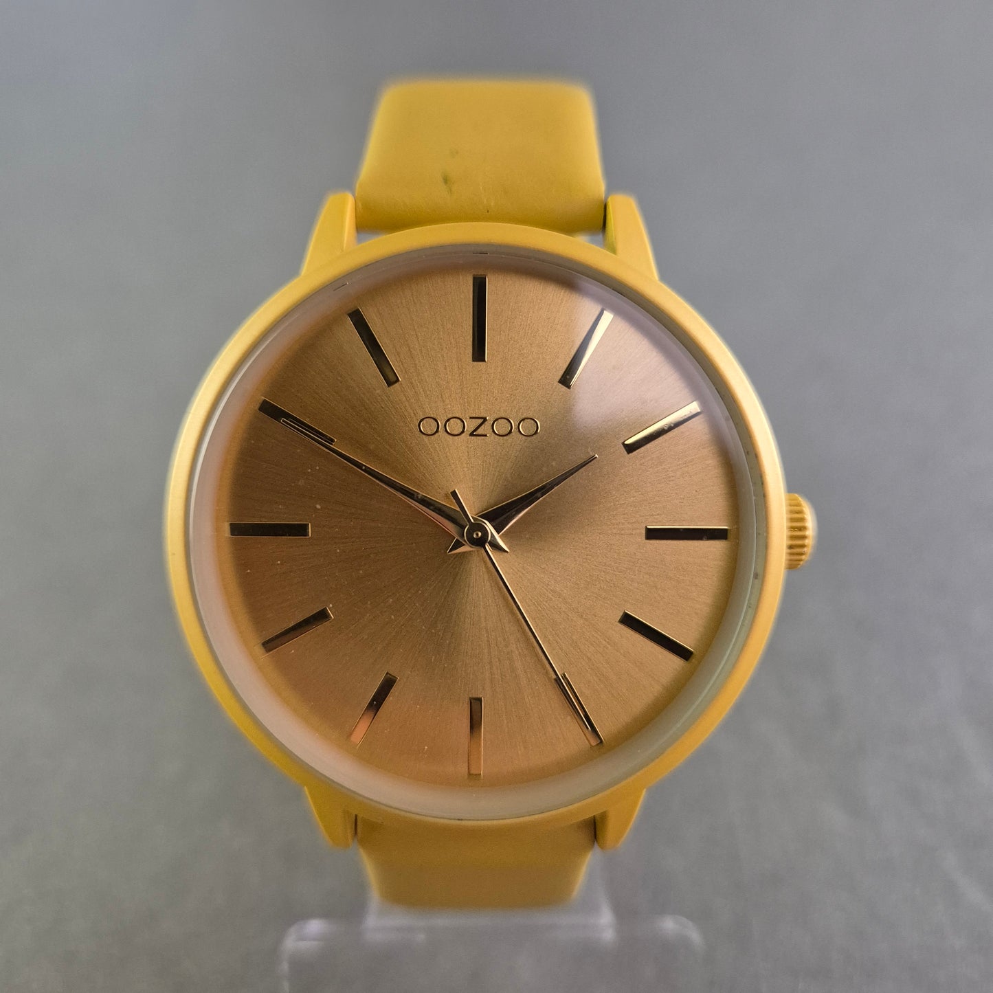 OOZOO Unisex Uhr – Modernes Design in Gelb-Gold Optik