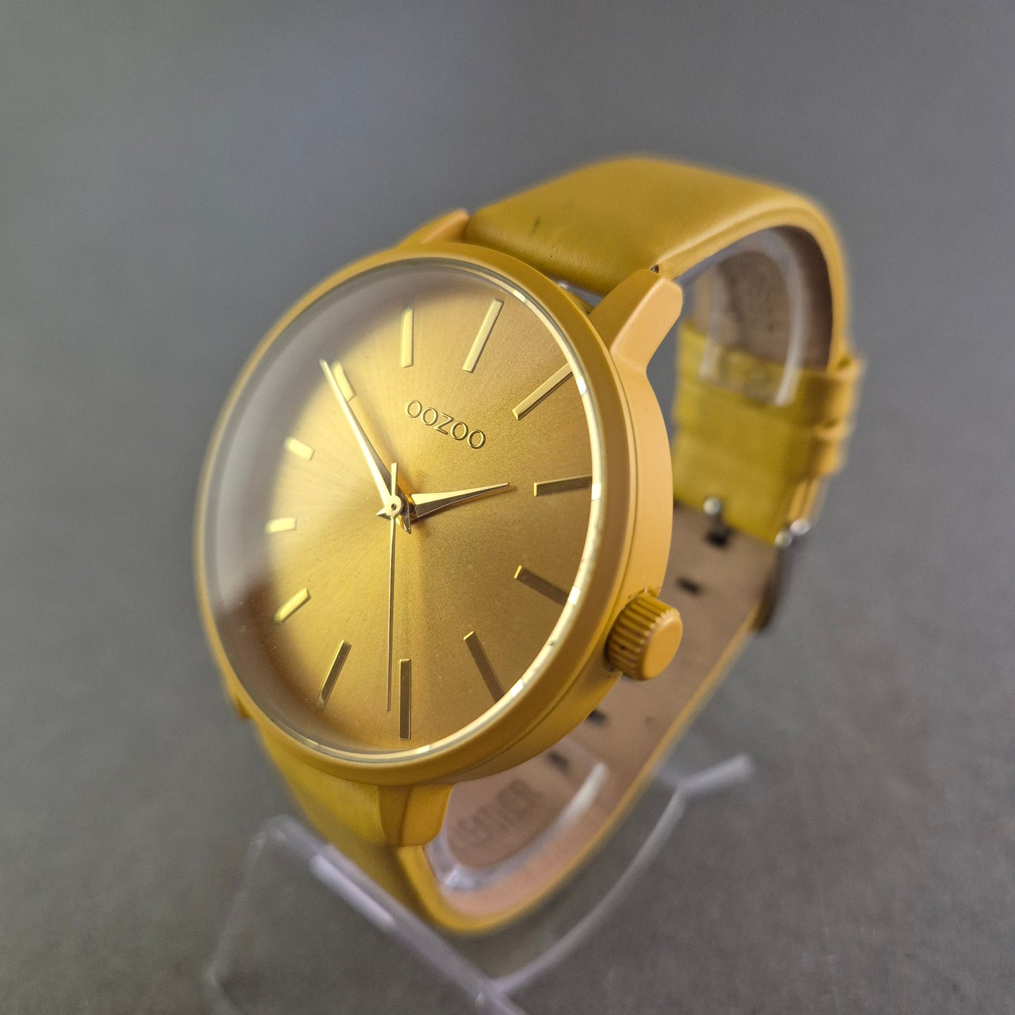 OOZOO Unisex Uhr – Modernes Design in Gelb-Gold Optik