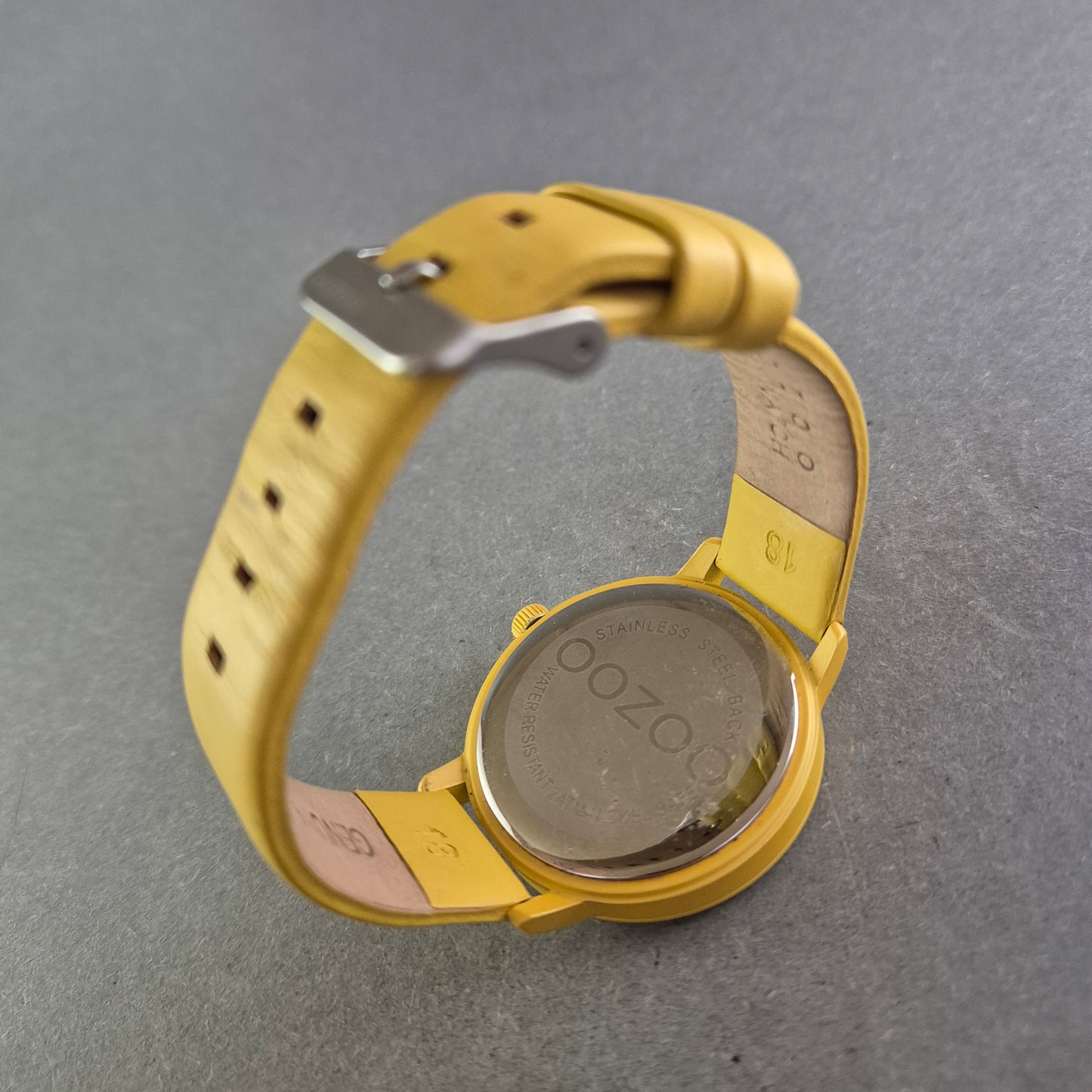 OOZOO Unisex Uhr – Modernes Design in Gelb-Gold Optik
