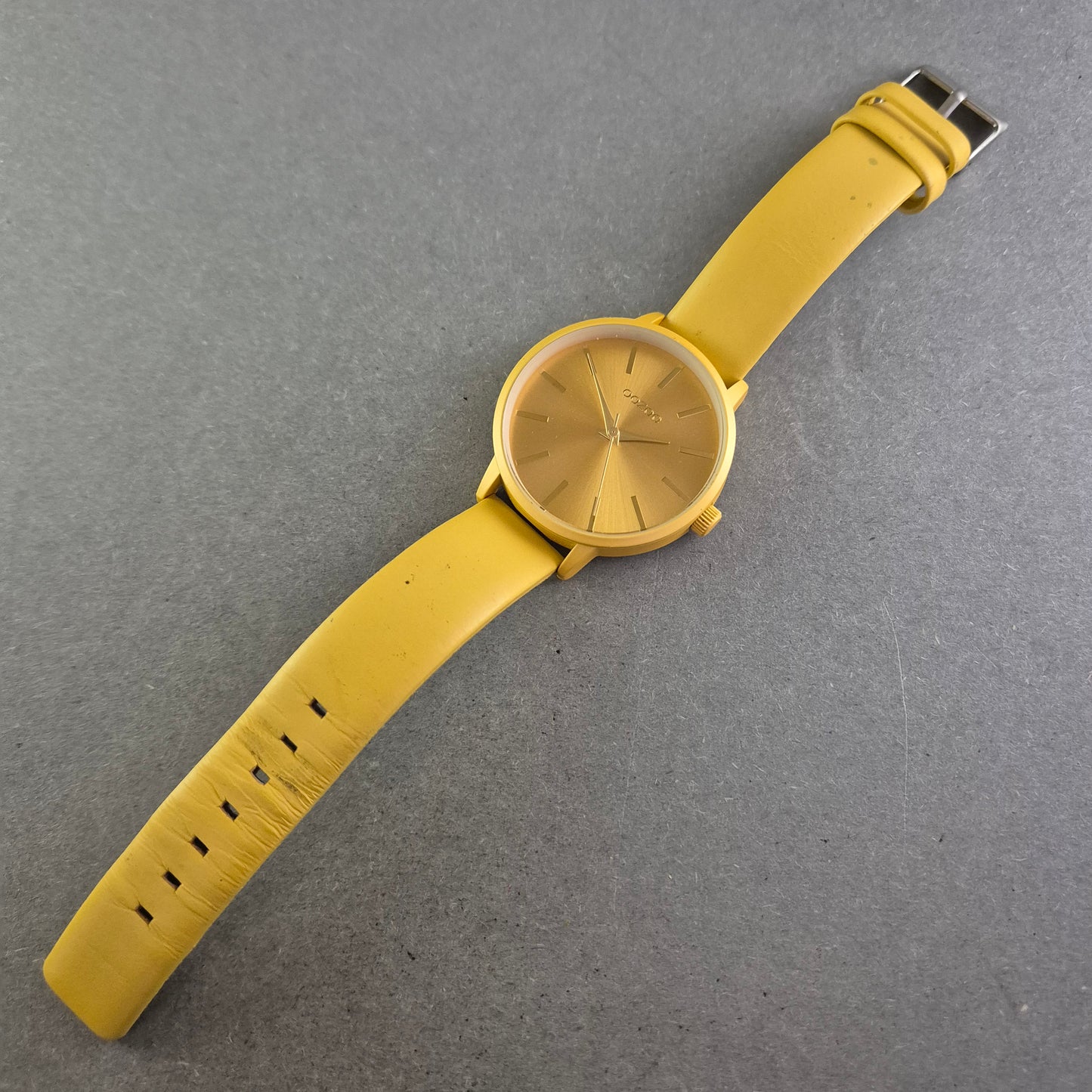 OOZOO Unisex Uhr – Modernes Design in Gelb-Gold Optik