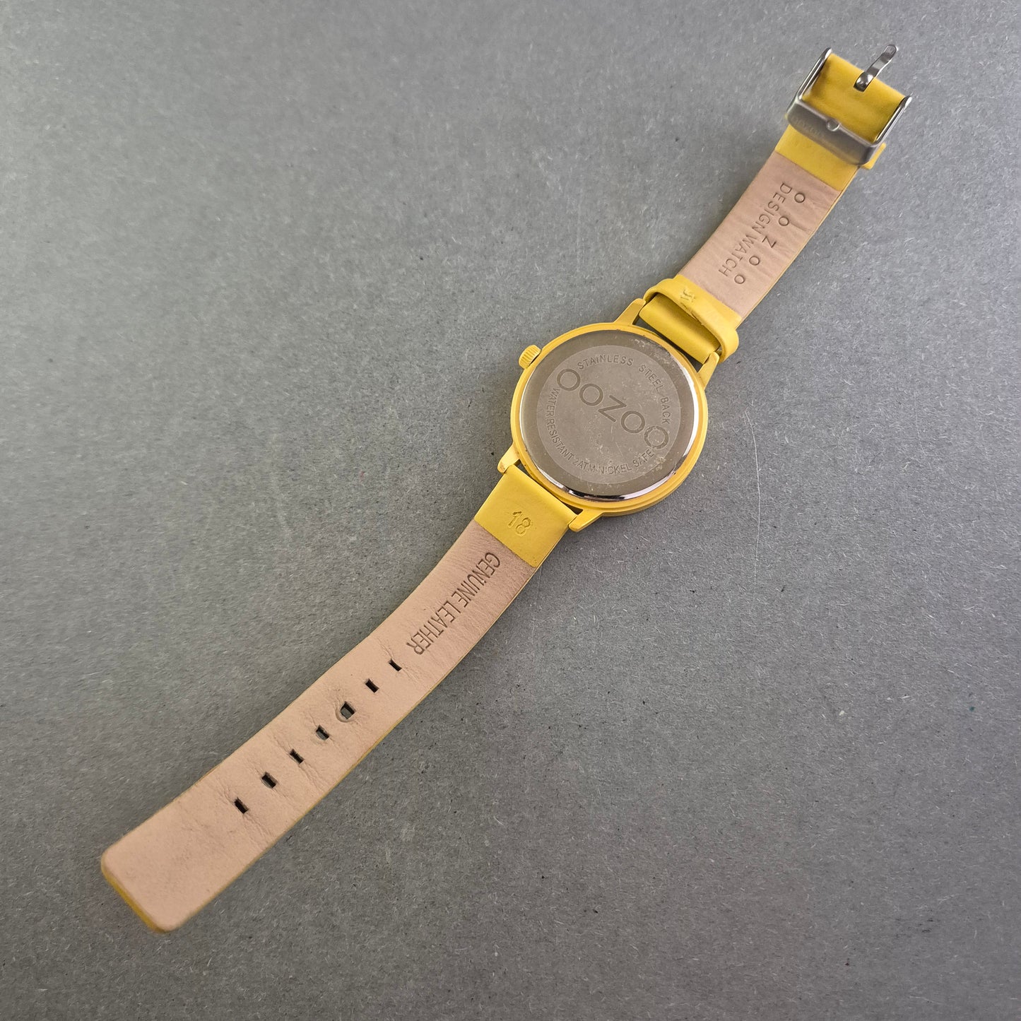 OOZOO Unisex Uhr – Modernes Design in Gelb-Gold Optik