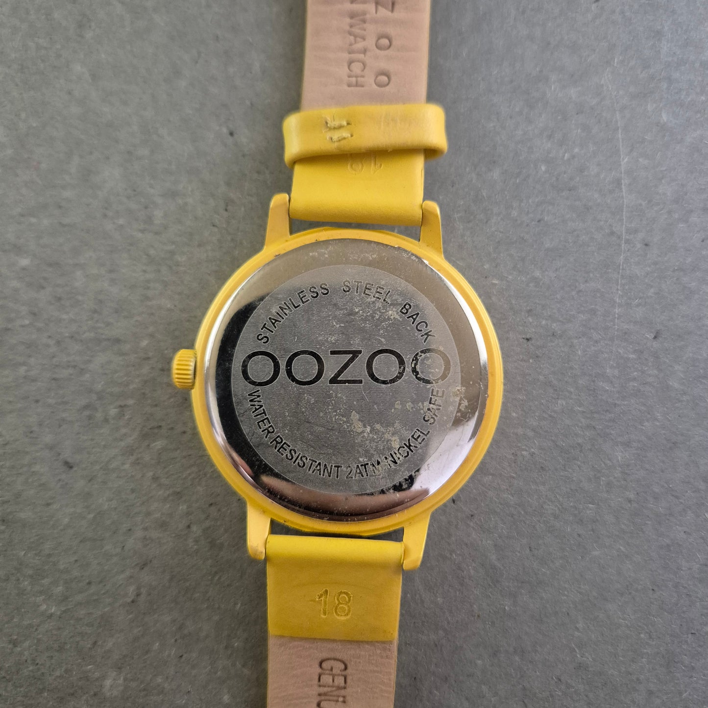 OOZOO Unisex Uhr – Modernes Design in Gelb-Gold Optik