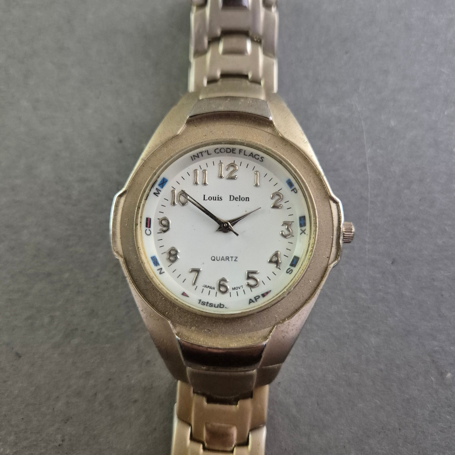 Louis Delon Herren Uhr – Edelstahlarmband mit maritimen Code-Details