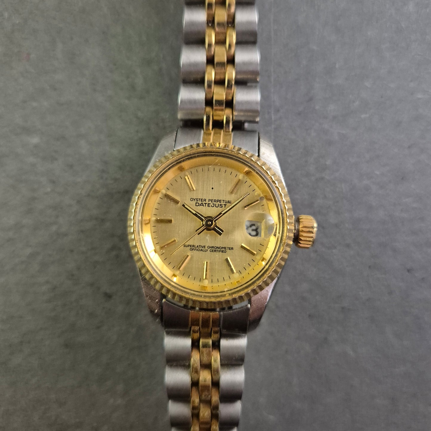 Datejust Damen Uhr – Zweifarbige Optik mit Datumsanzeige