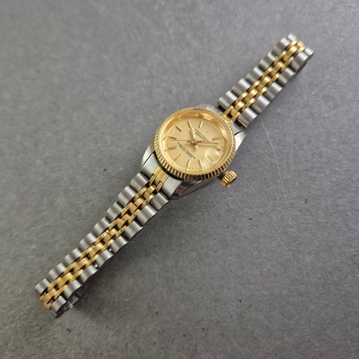 Datejust Damen Uhr – Zweifarbige Optik mit Datumsanzeige