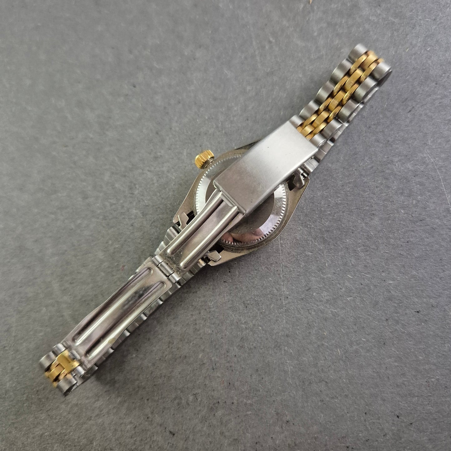 Datejust Damen Uhr – Zweifarbige Optik mit Datumsanzeige