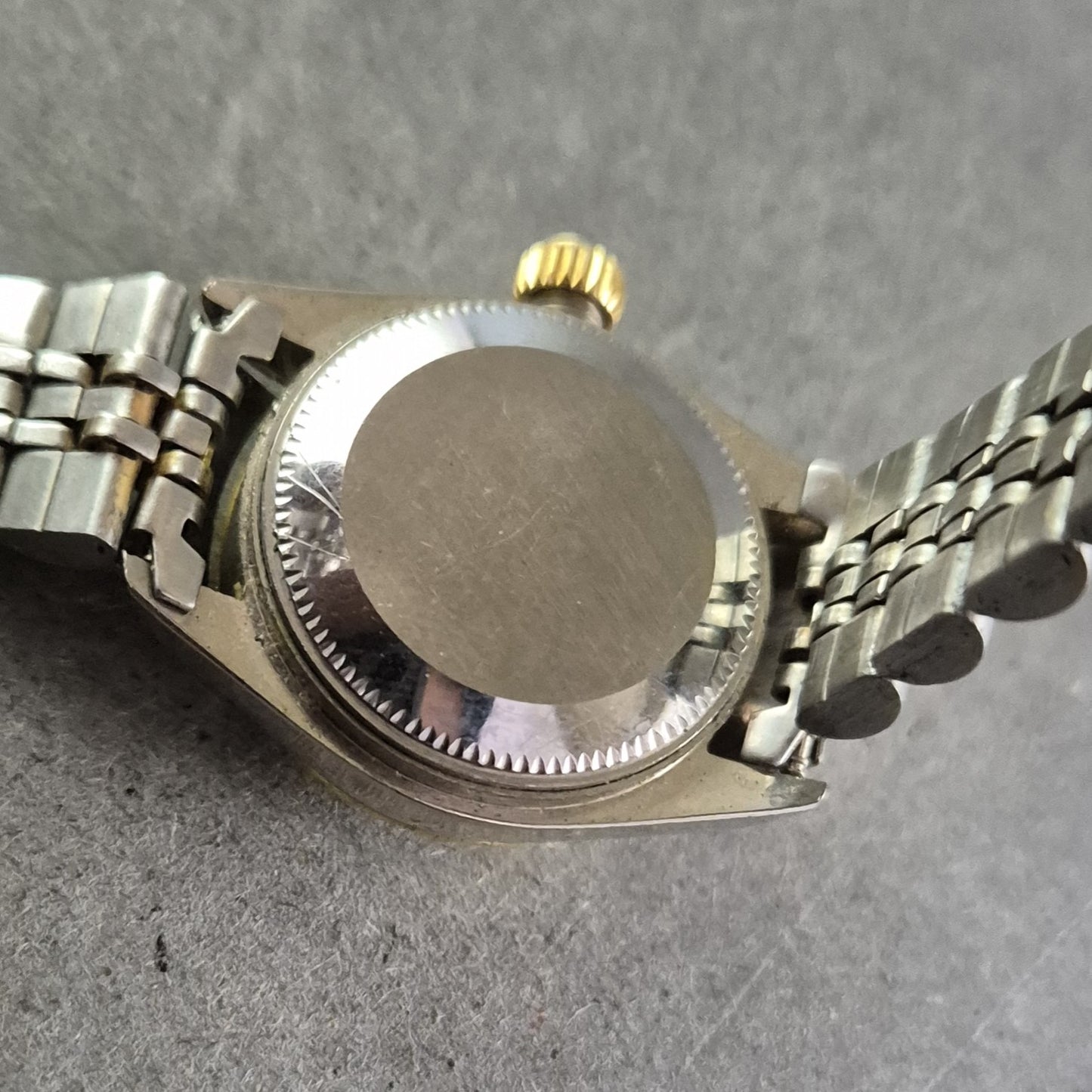 Datejust Damen Uhr – Zweifarbige Optik mit Datumsanzeige