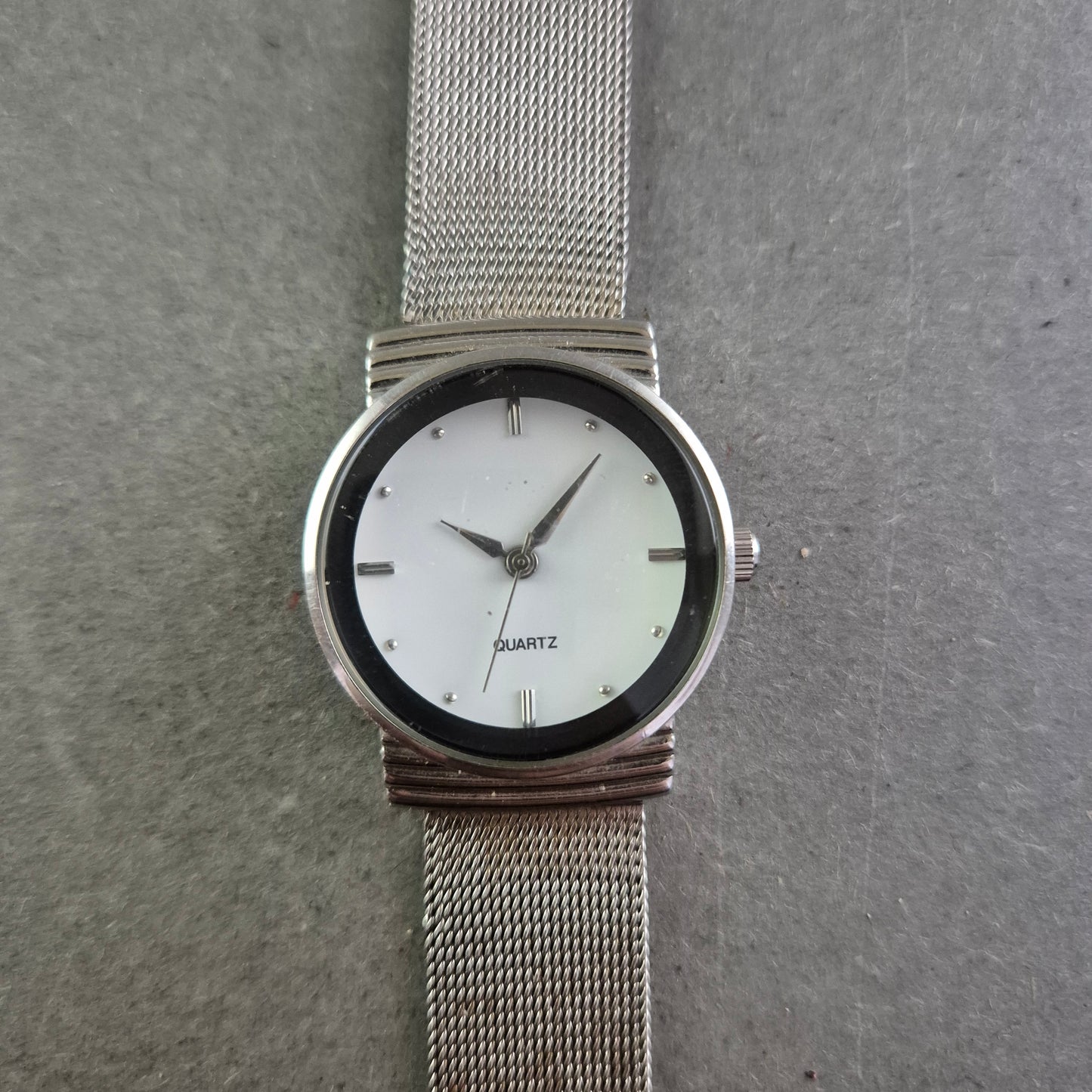 Minimalistische Damen Uhr – Edelstahl Meshband & weißes Zifferblatt