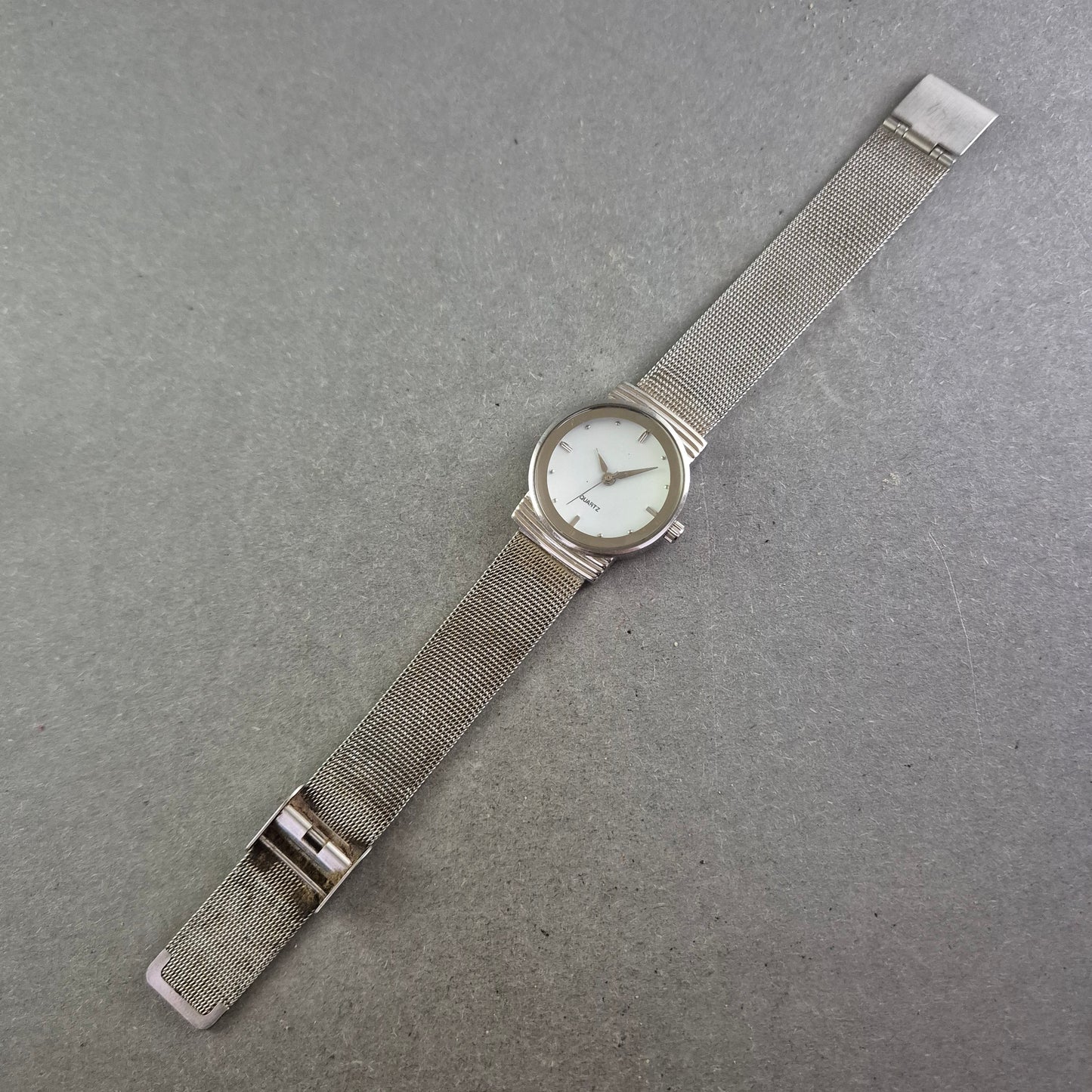 Minimalistische Damen Uhr – Edelstahl Meshband & weißes Zifferblatt