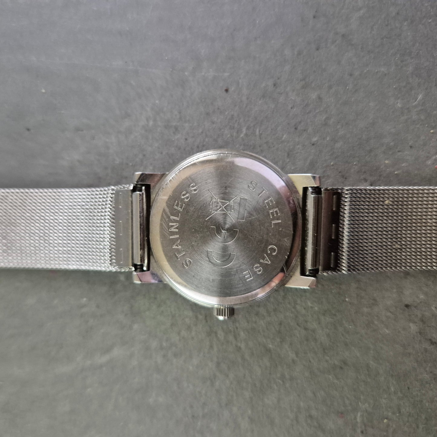 Minimalistische Damen Uhr – Edelstahl Meshband & weißes Zifferblatt