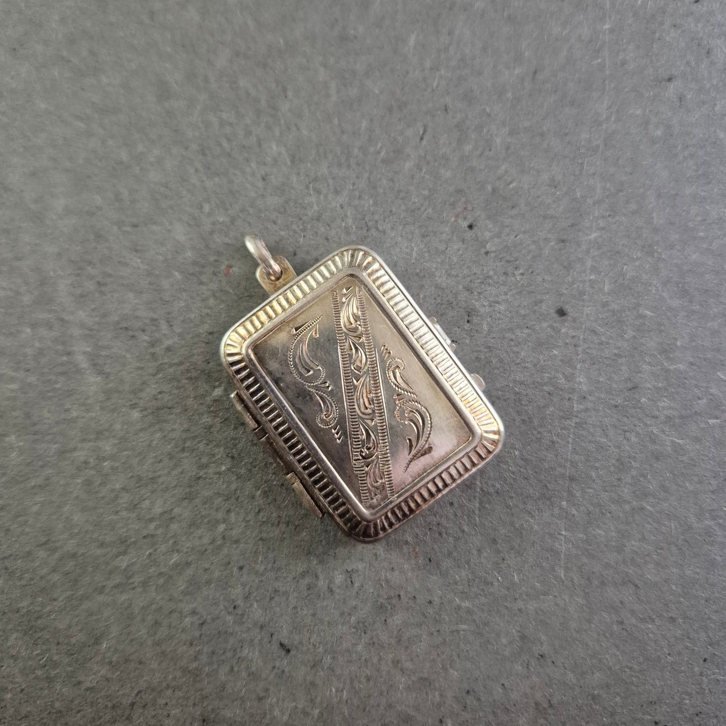 Antiker Silberanhänger Medaillon – Florales Design mit Gravur