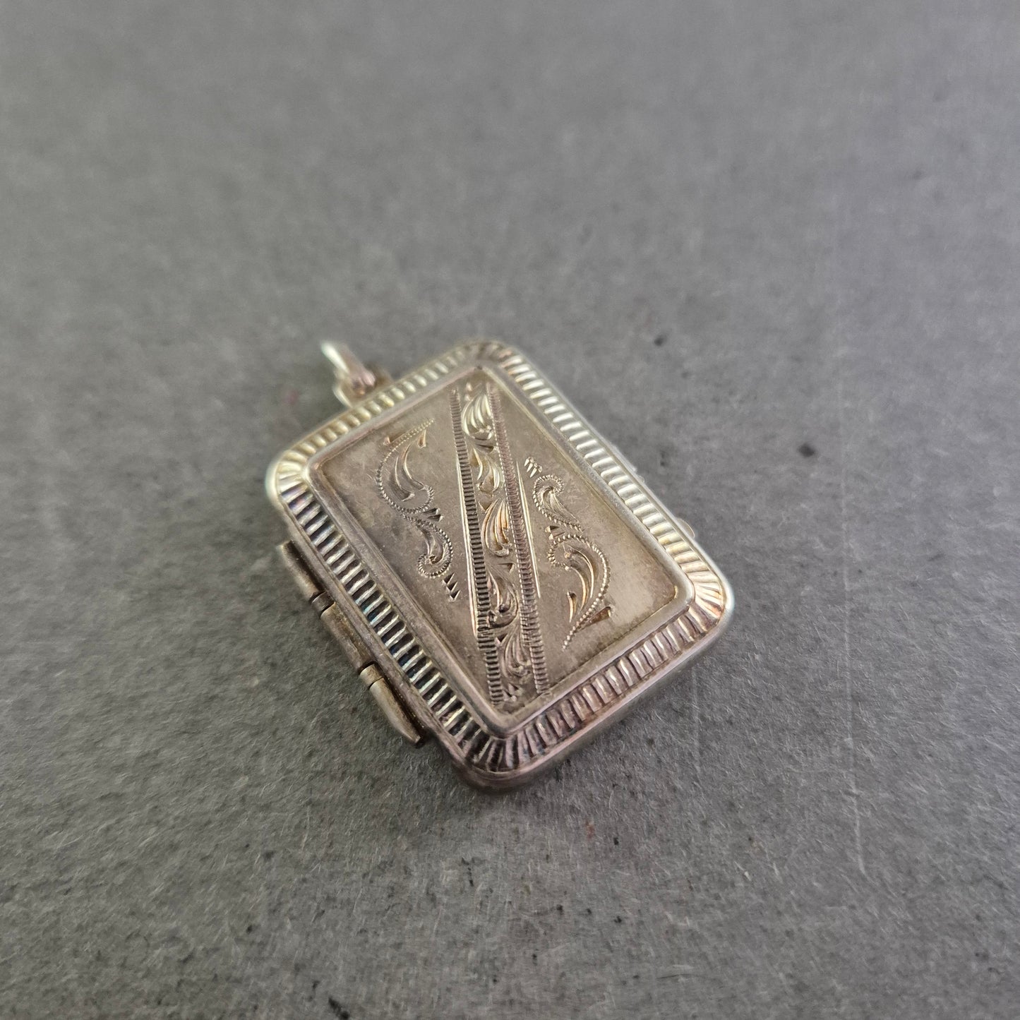 Antiker Silberanhänger Medaillon – Florales Design mit Gravur