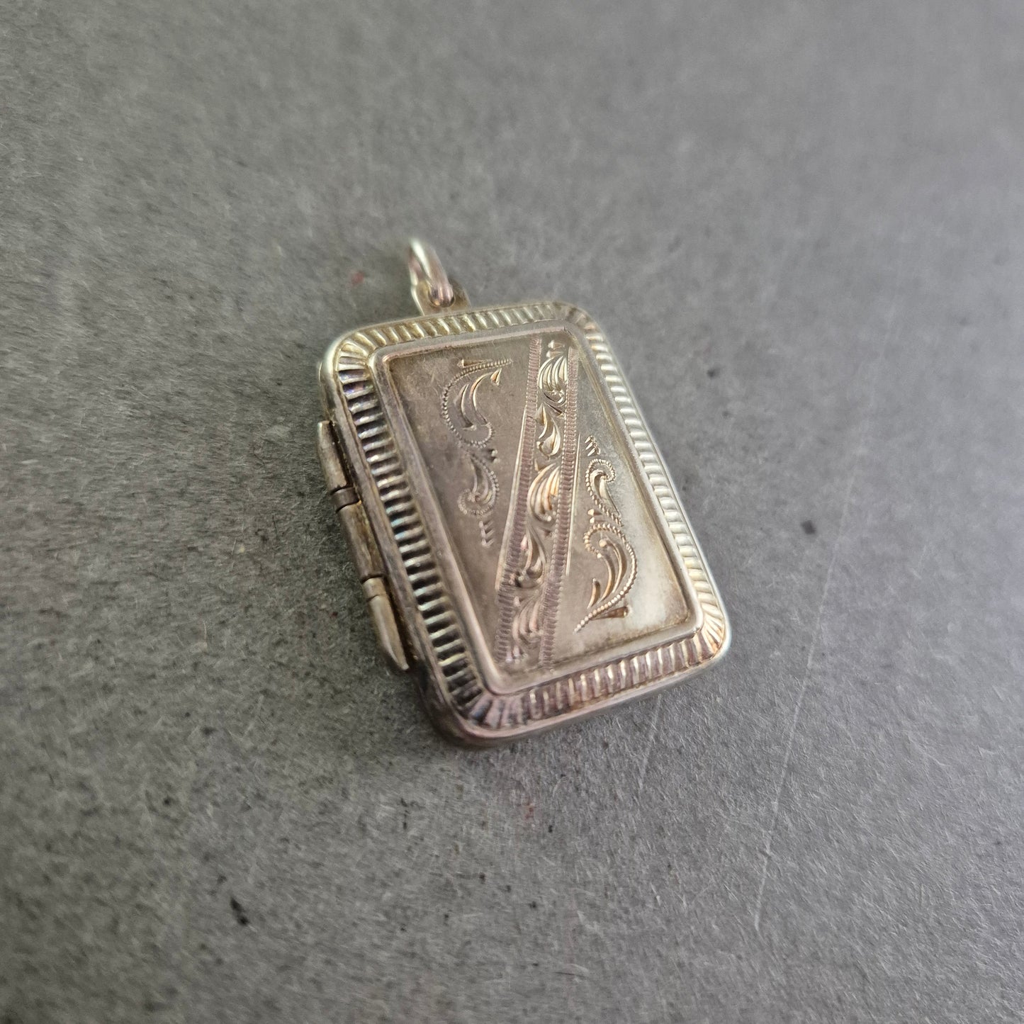 Antiker Silberanhänger Medaillon – Florales Design mit Gravur