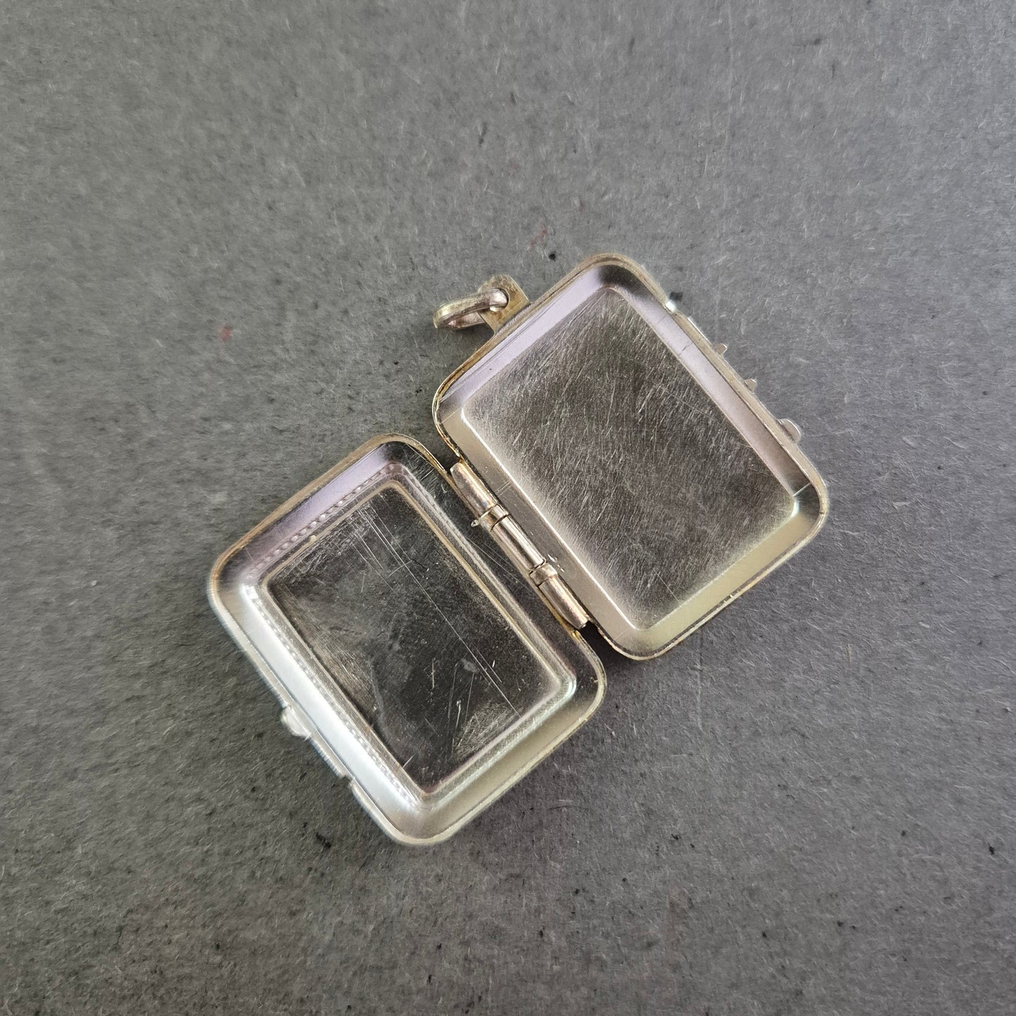 Antiker Silberanhänger Medaillon – Florales Design mit Gravur