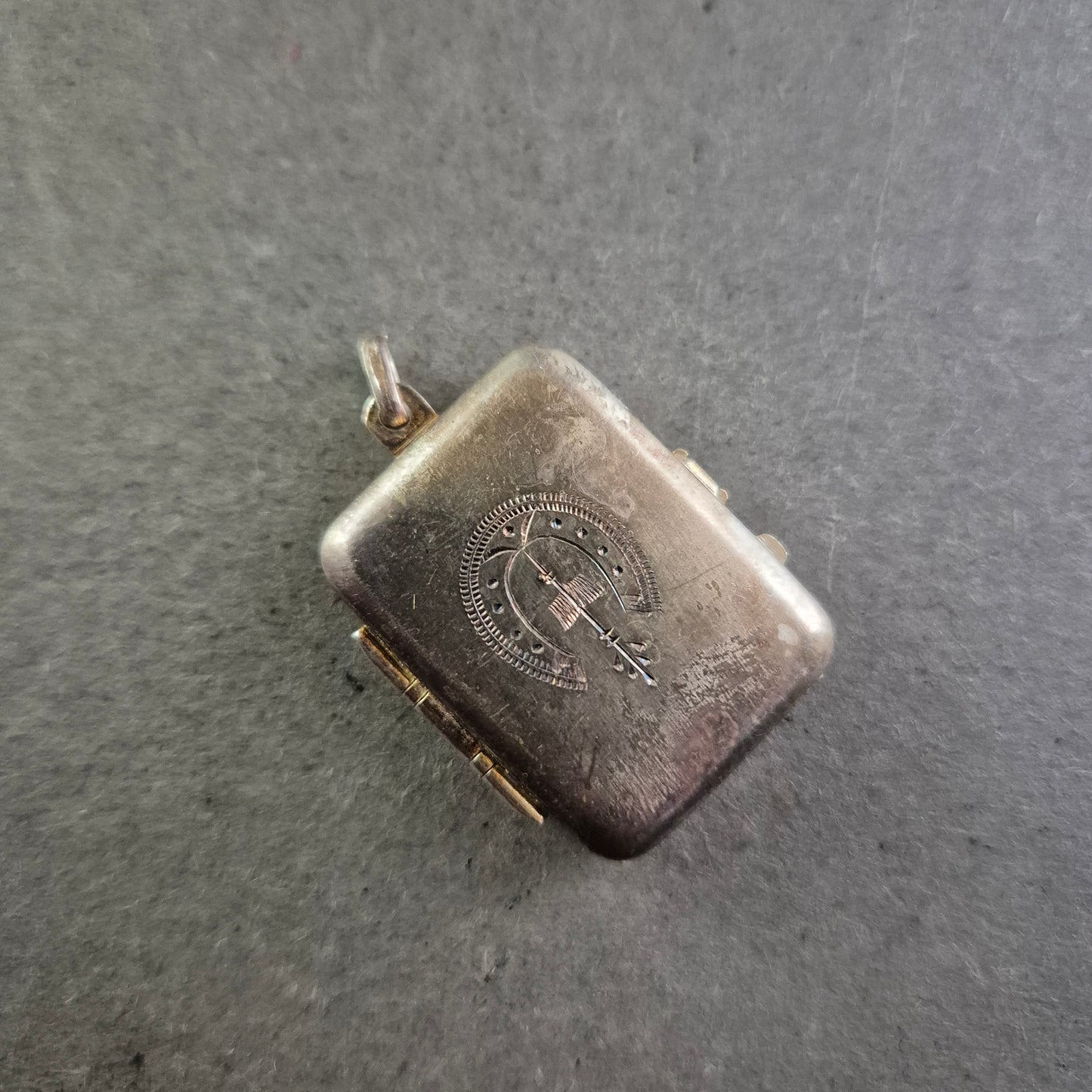 Antikes rechteckiges Silbermedaillon mit Gravur