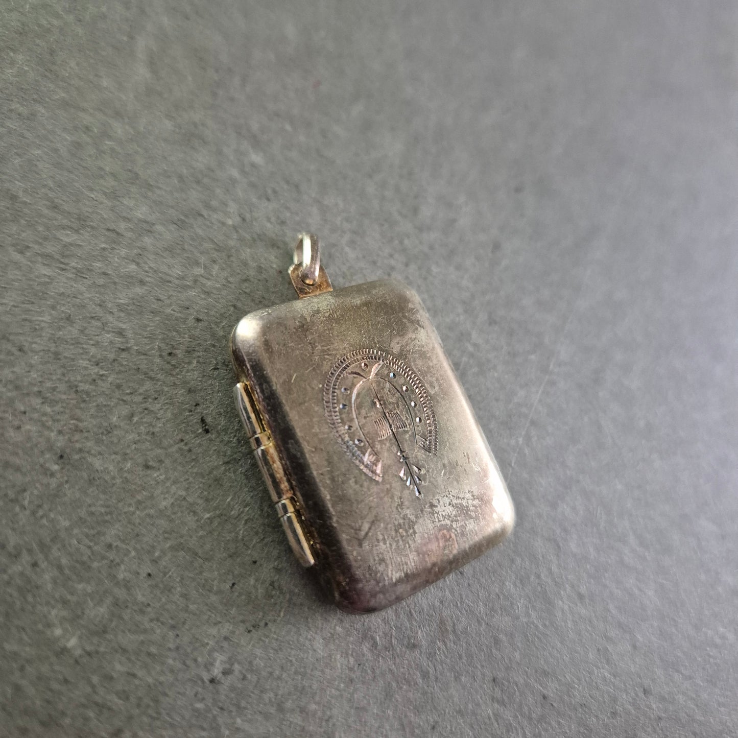 Antikes rechteckiges Silbermedaillon mit Gravur