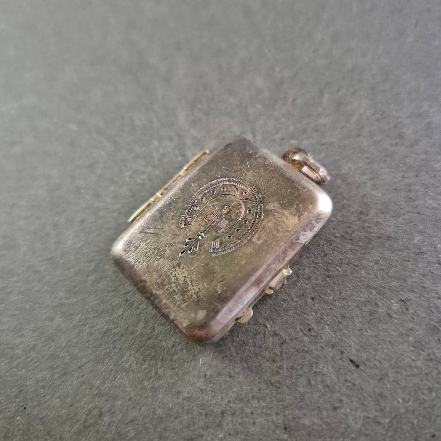 Antikes rechteckiges Silbermedaillon mit Gravur