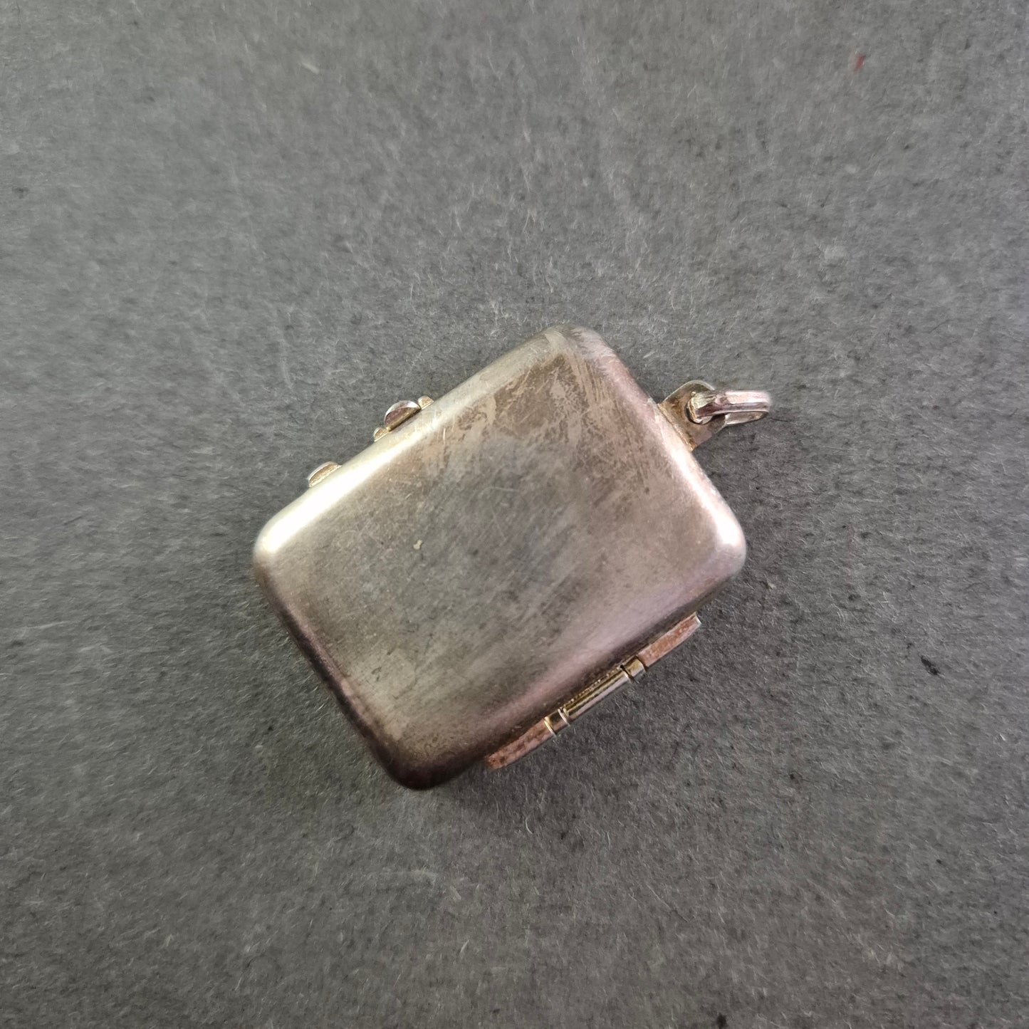 Antikes rechteckiges Silbermedaillon mit Gravur